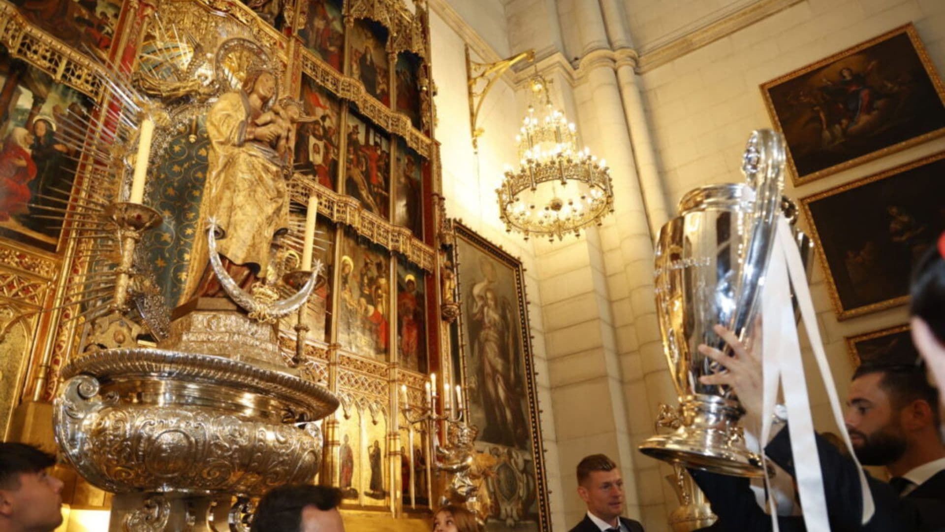 Real Madrid oferecendo taça à Virgem Maria