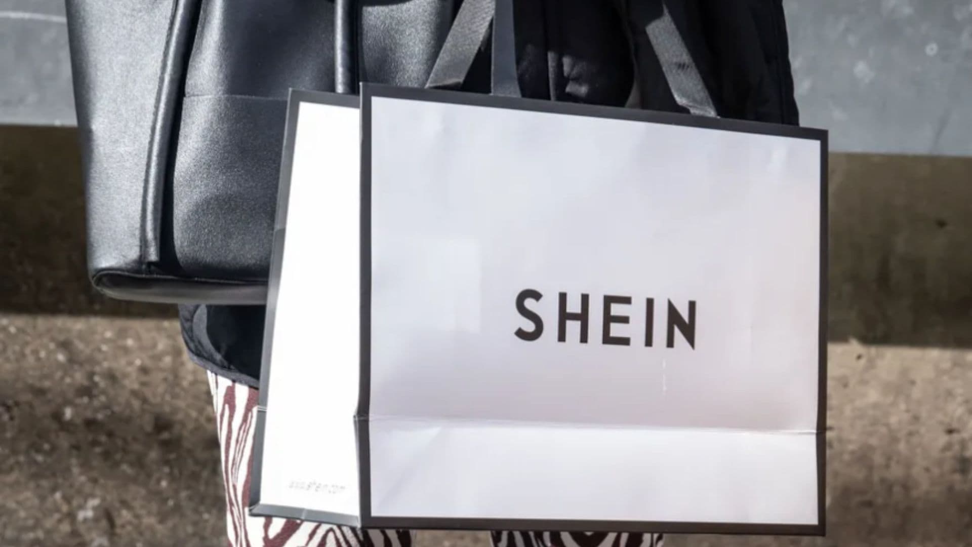 Sacola com a logo da empresa shein
