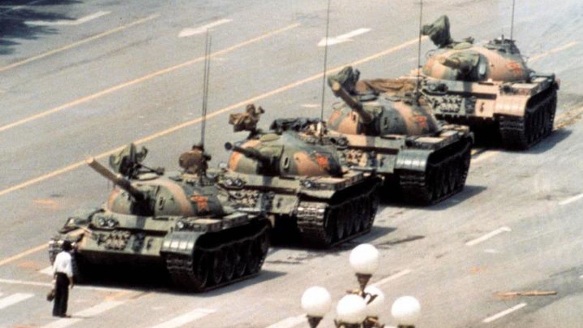 Homem sozinho e desarmado parando uma fileira de tanques no dia seguinte ao massacre.