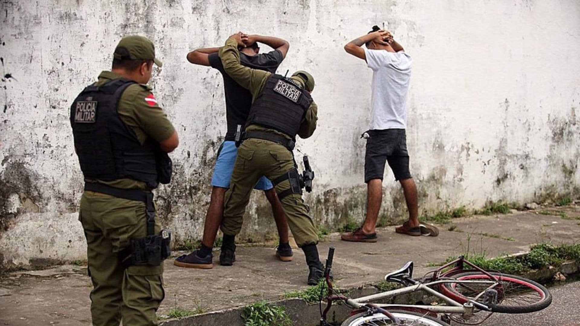 policiais fazendo uma abordagem.
