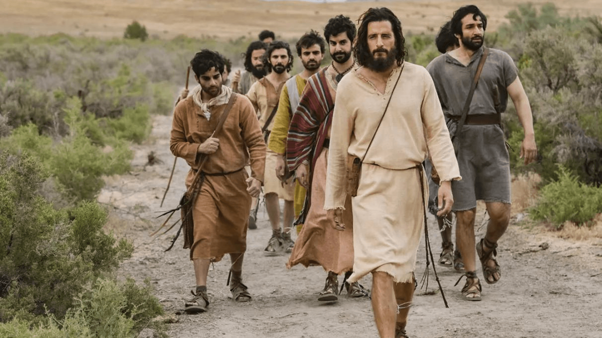 Jesus e seus discípulos em caminhada retratada pela série "The Chosen"
