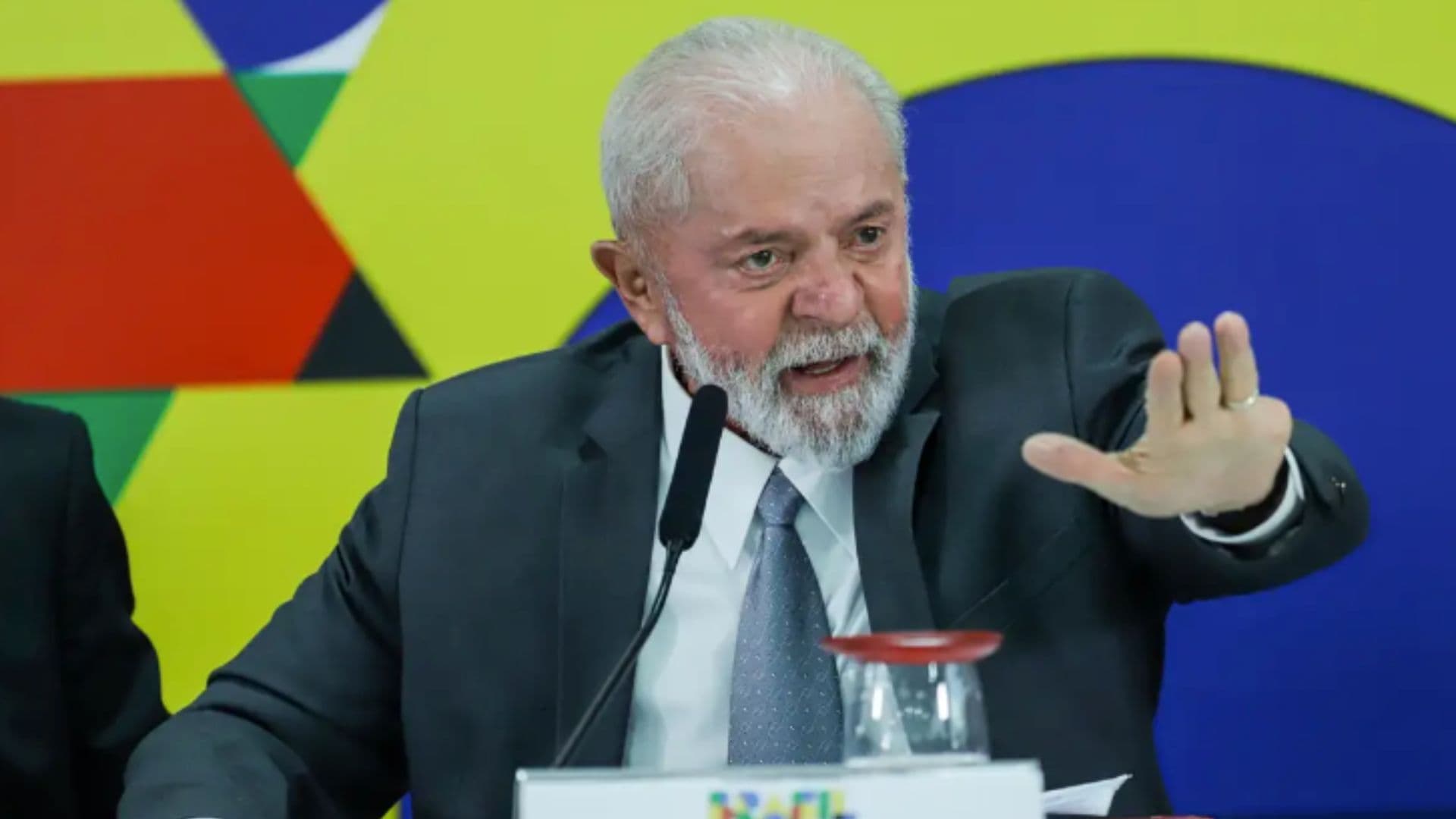 Lula discursa gesticulando