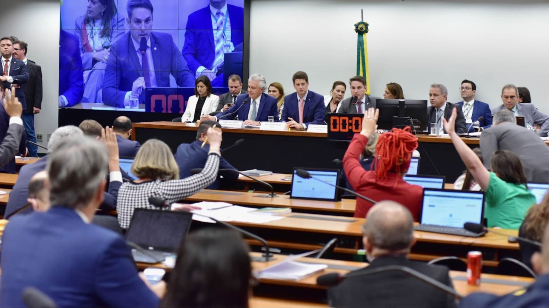 Deputados debatendo no parlamento