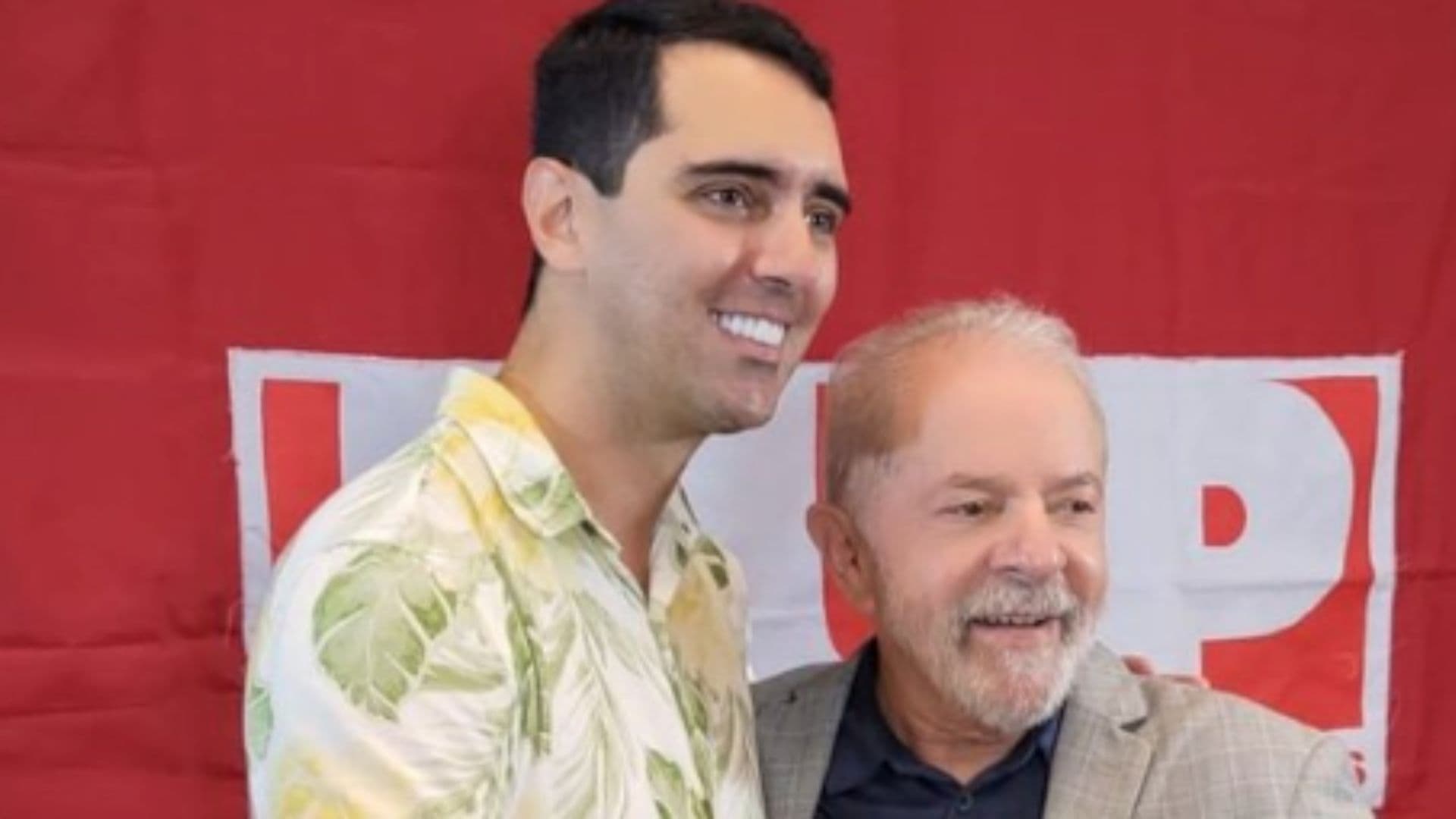 Influencer Thiago Reis posa para foto com Lula
