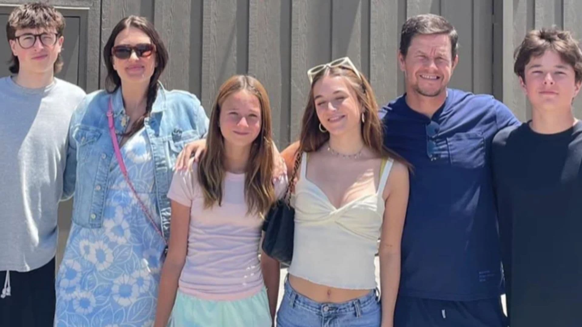 Mark Wahlberg e família posam para foto