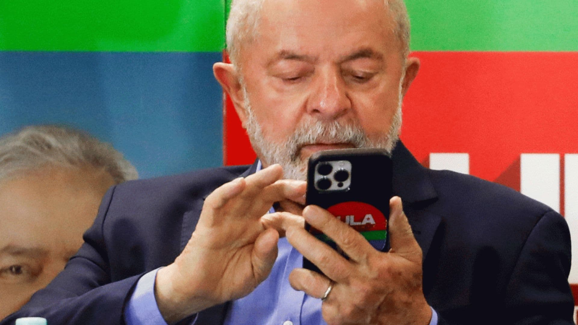Lula usando celular