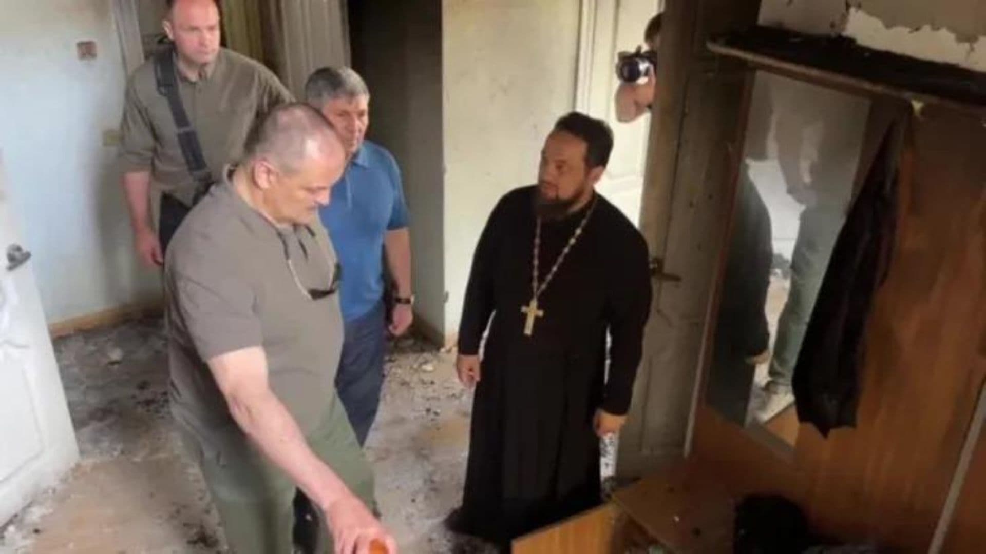 Governador do Daguestão, Serguei Melikov, visitando a casa do padre assassinado e a igreja incendiada.