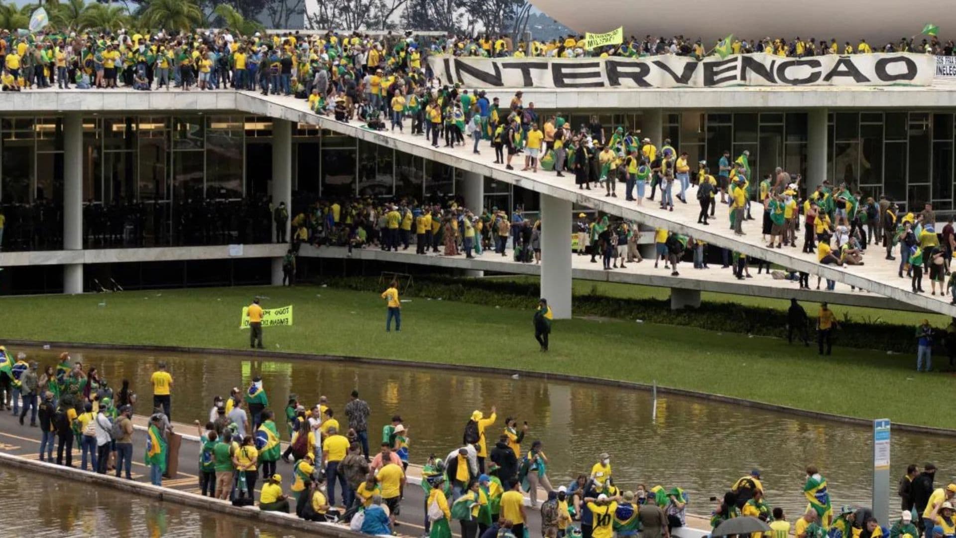 Manifestantes na praça dos Três Poderes em Brasília, no dia 08 de janeiro de 2024.