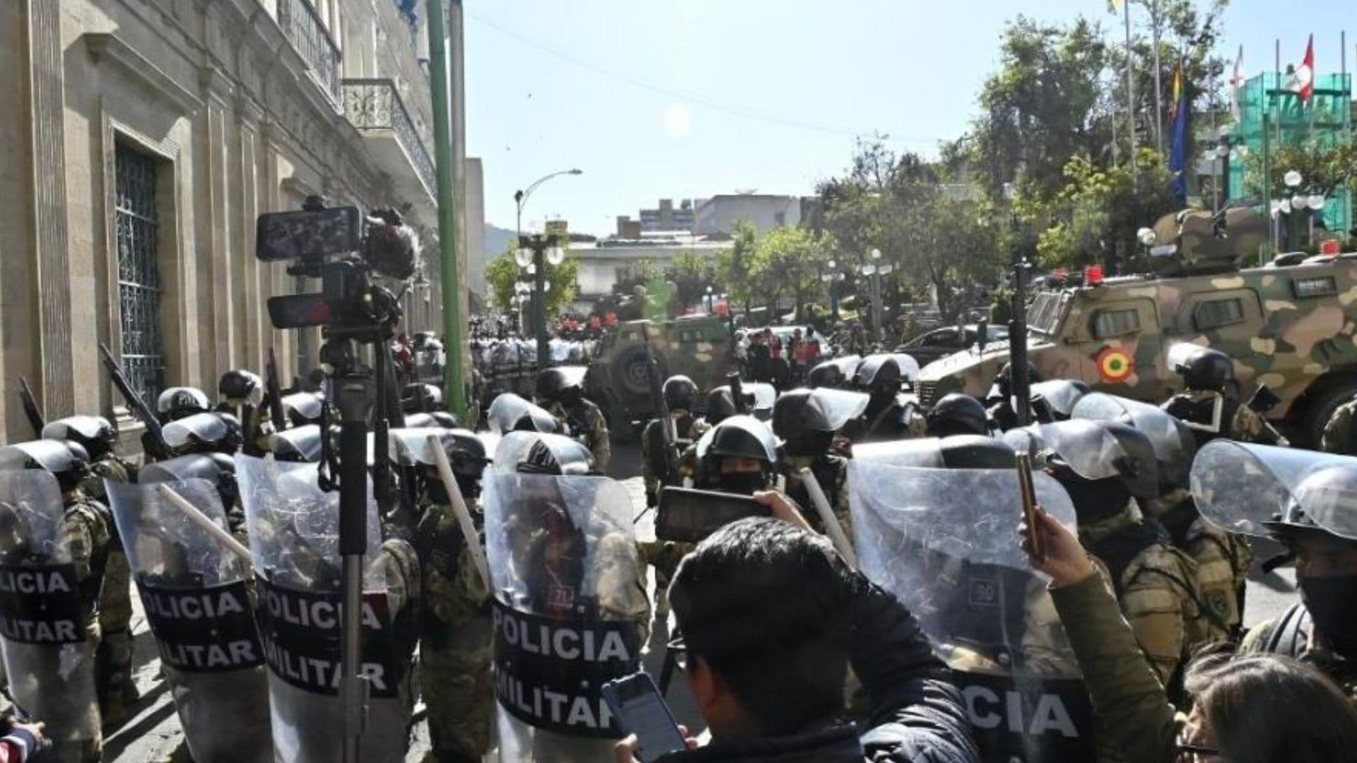 Miltares se mobilizam em frente à sede do governo boliviano