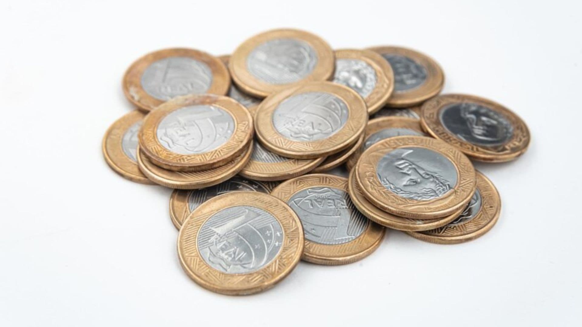 Monte de moedas de um real aparece na foto