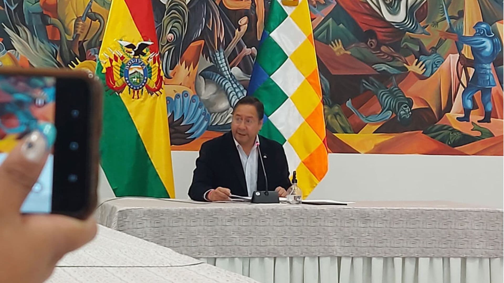 Luis Arce sendo gravado enquanto faz declaração presidencial.