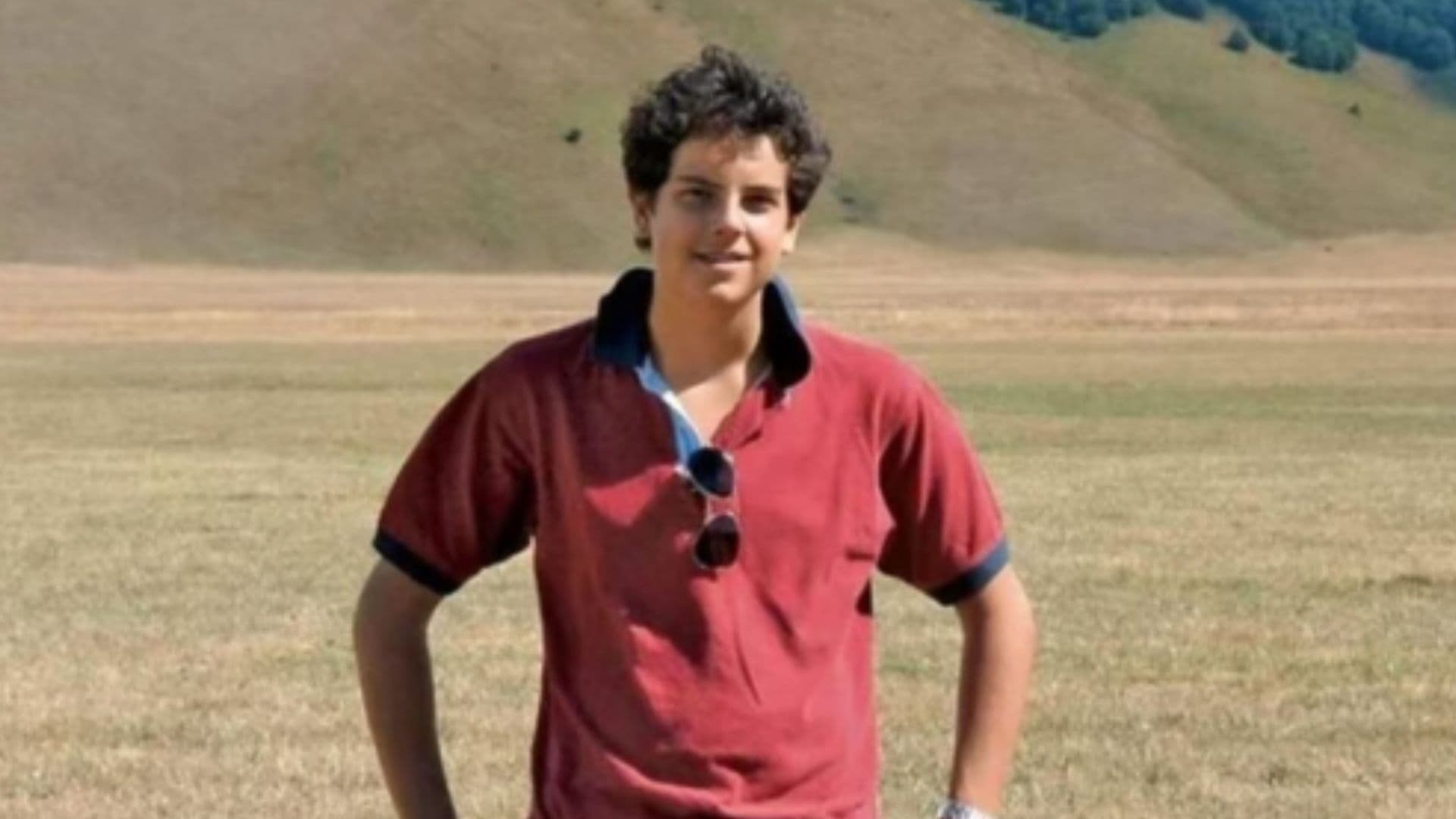 Foto de Carlo Acutis de camisa vermelha