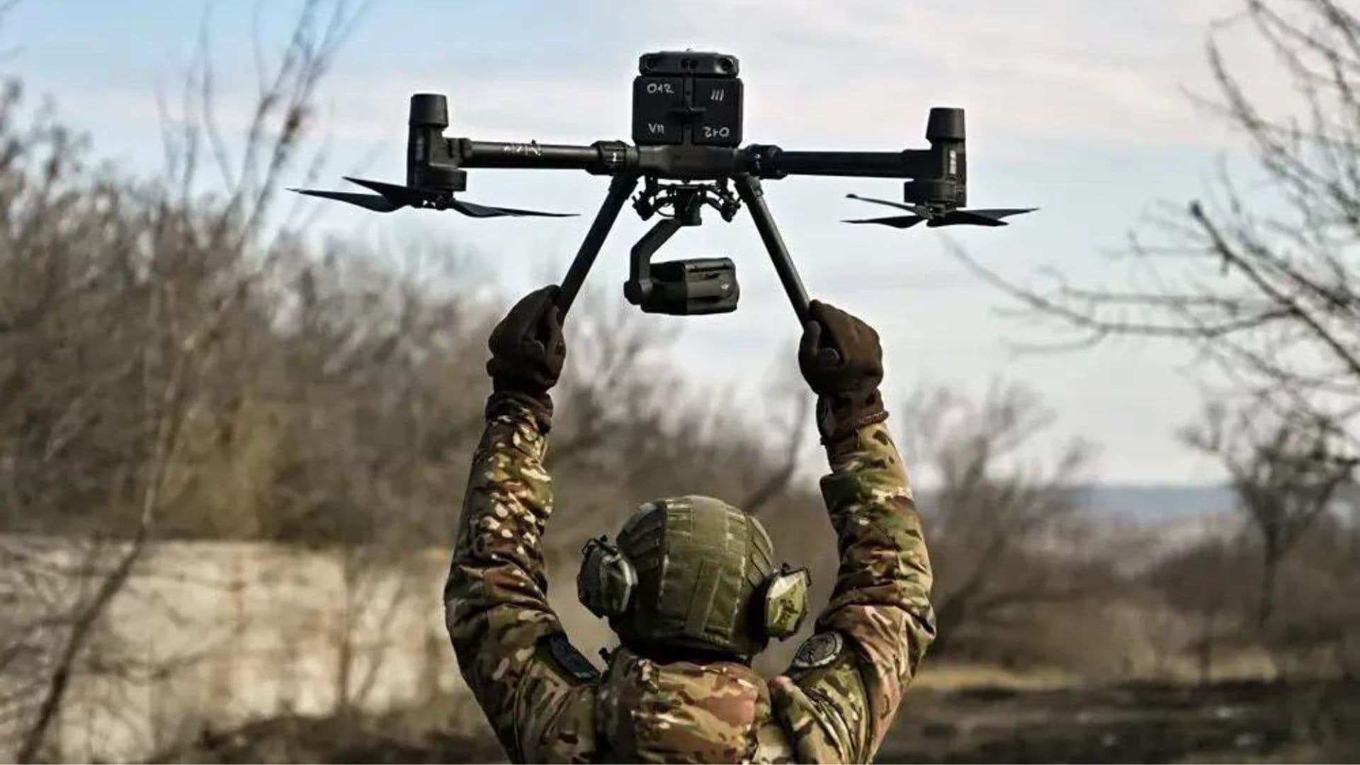 Soldado ucraniano segurando um drone de combate