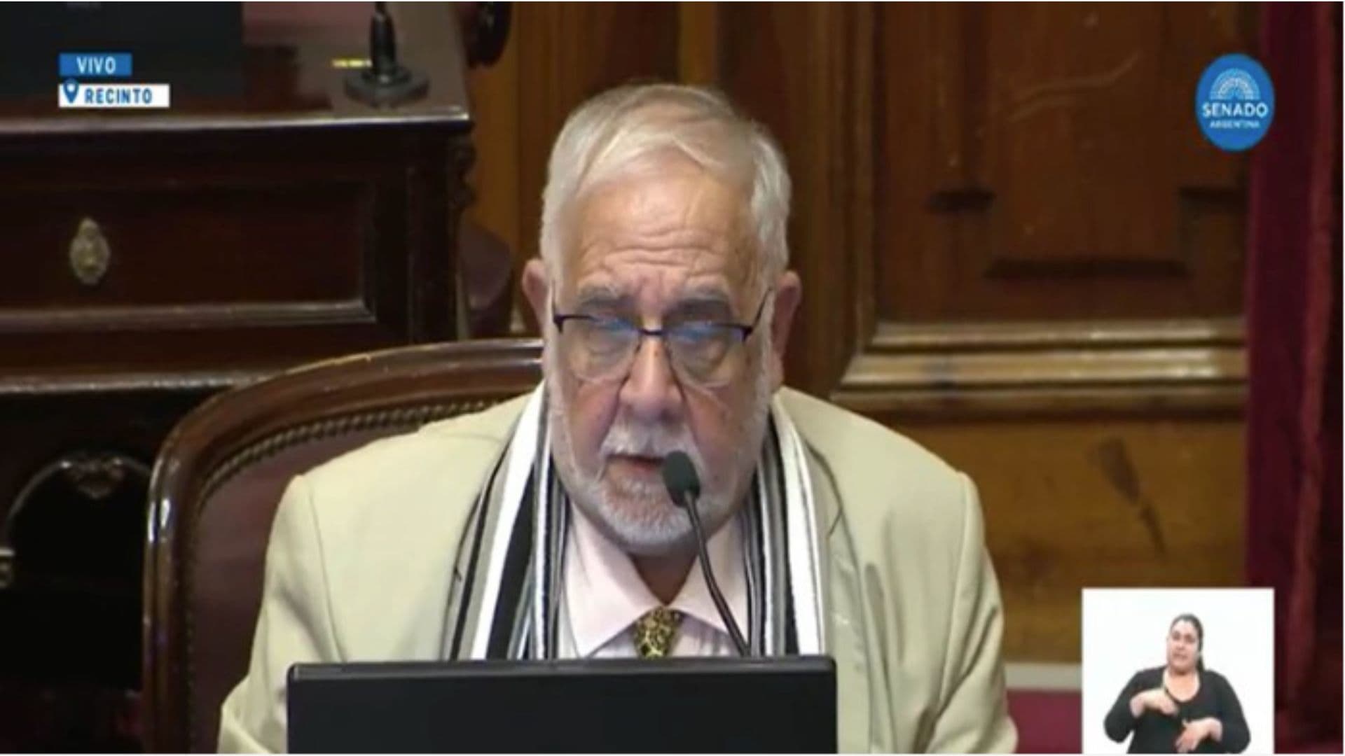 Senador discursa no Senado argentino
