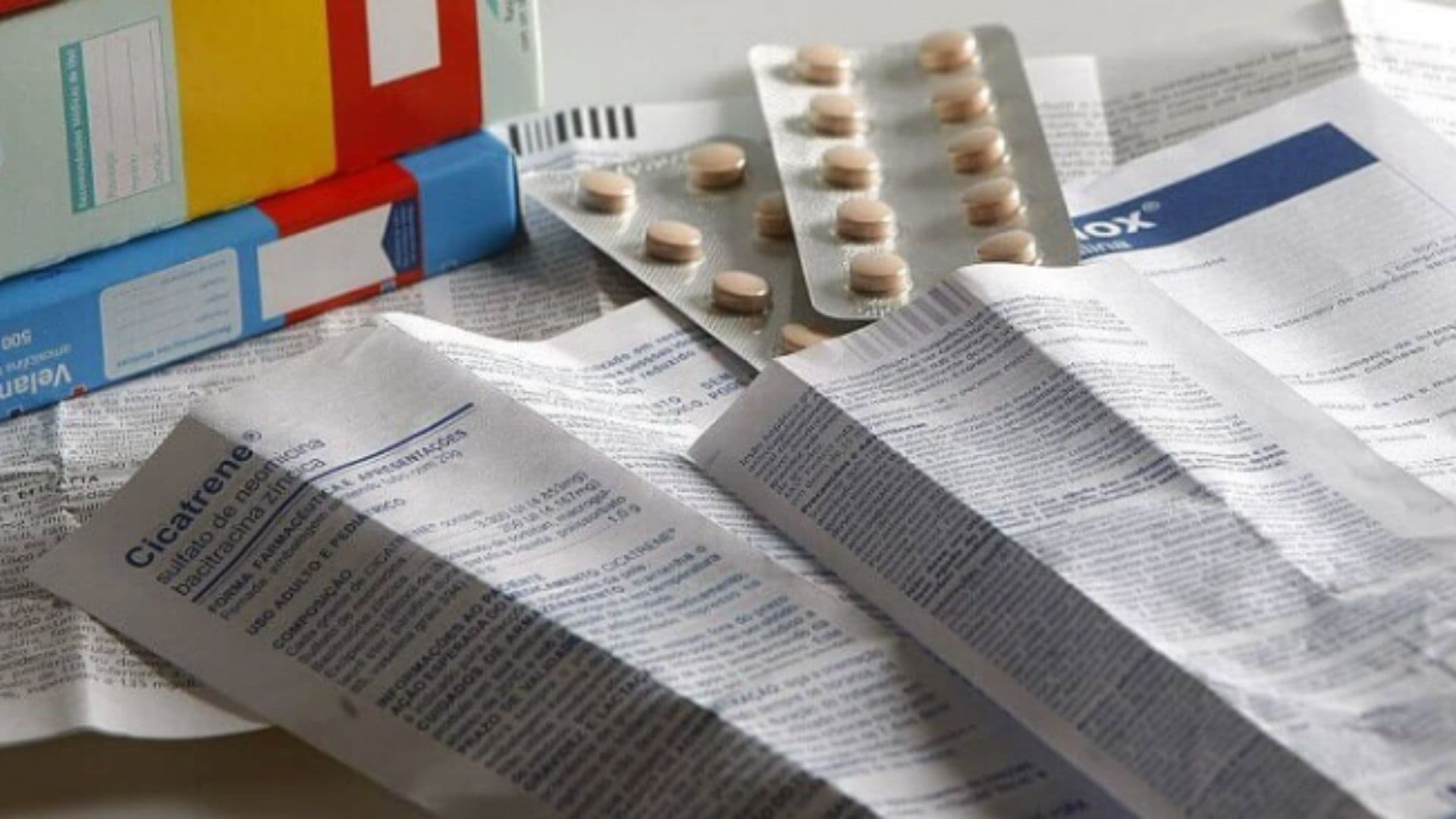 Caixas de medicamentos aparecem entre bulas