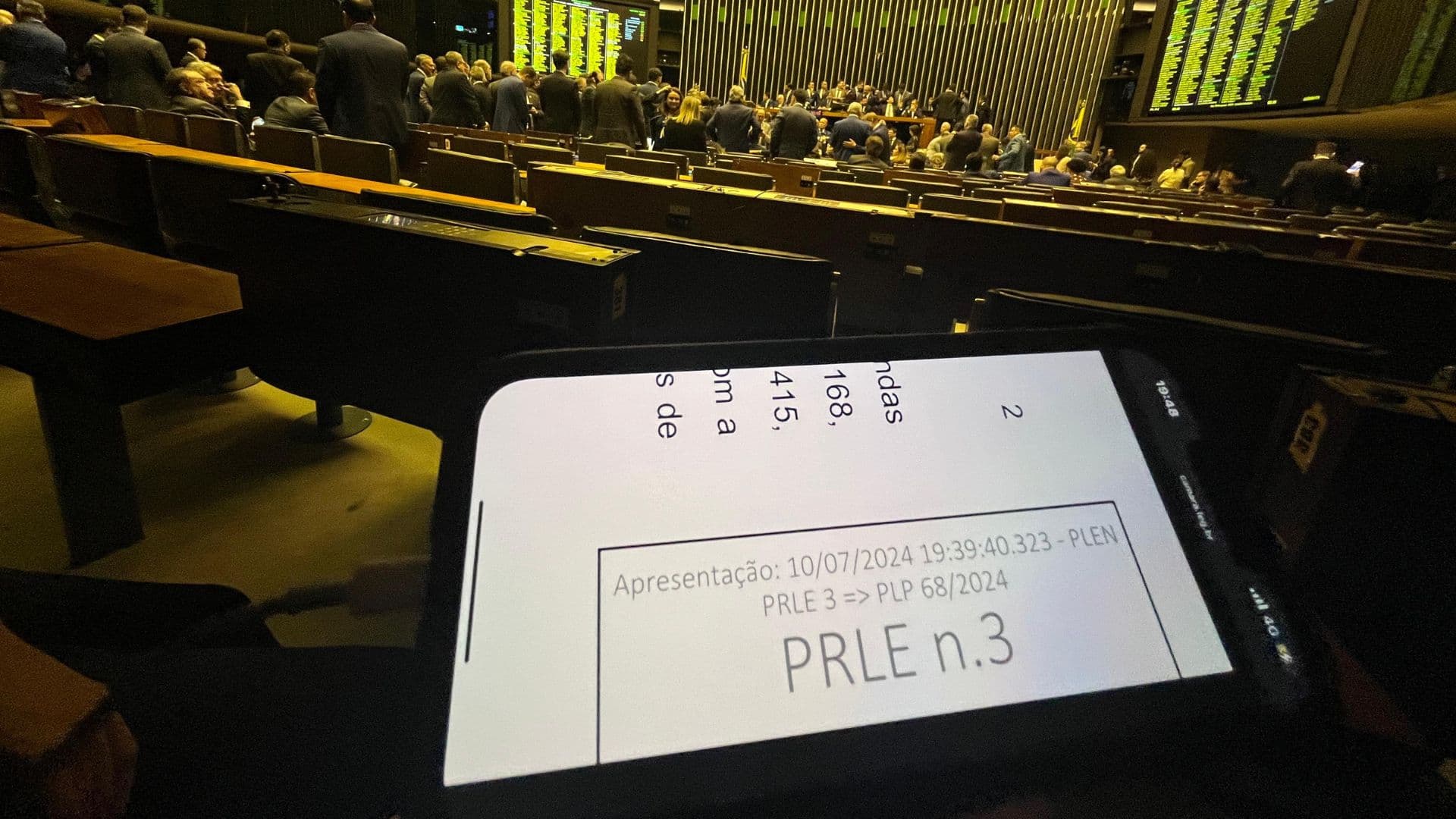 Aprovação da PEC da anistia na Câmara dos Deputados