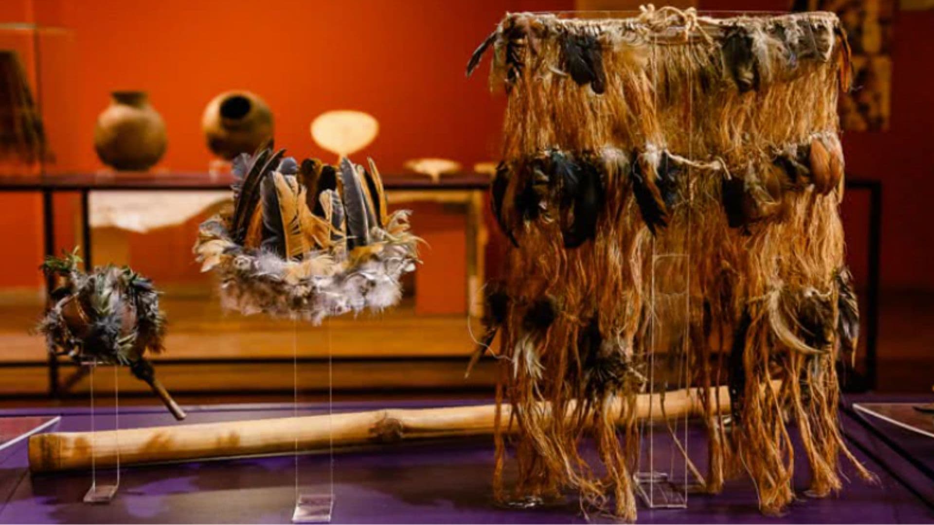 Exposição de objetos da cultura indígena como cocares