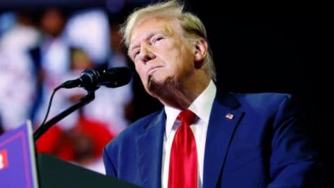 Trump aparece discurssando