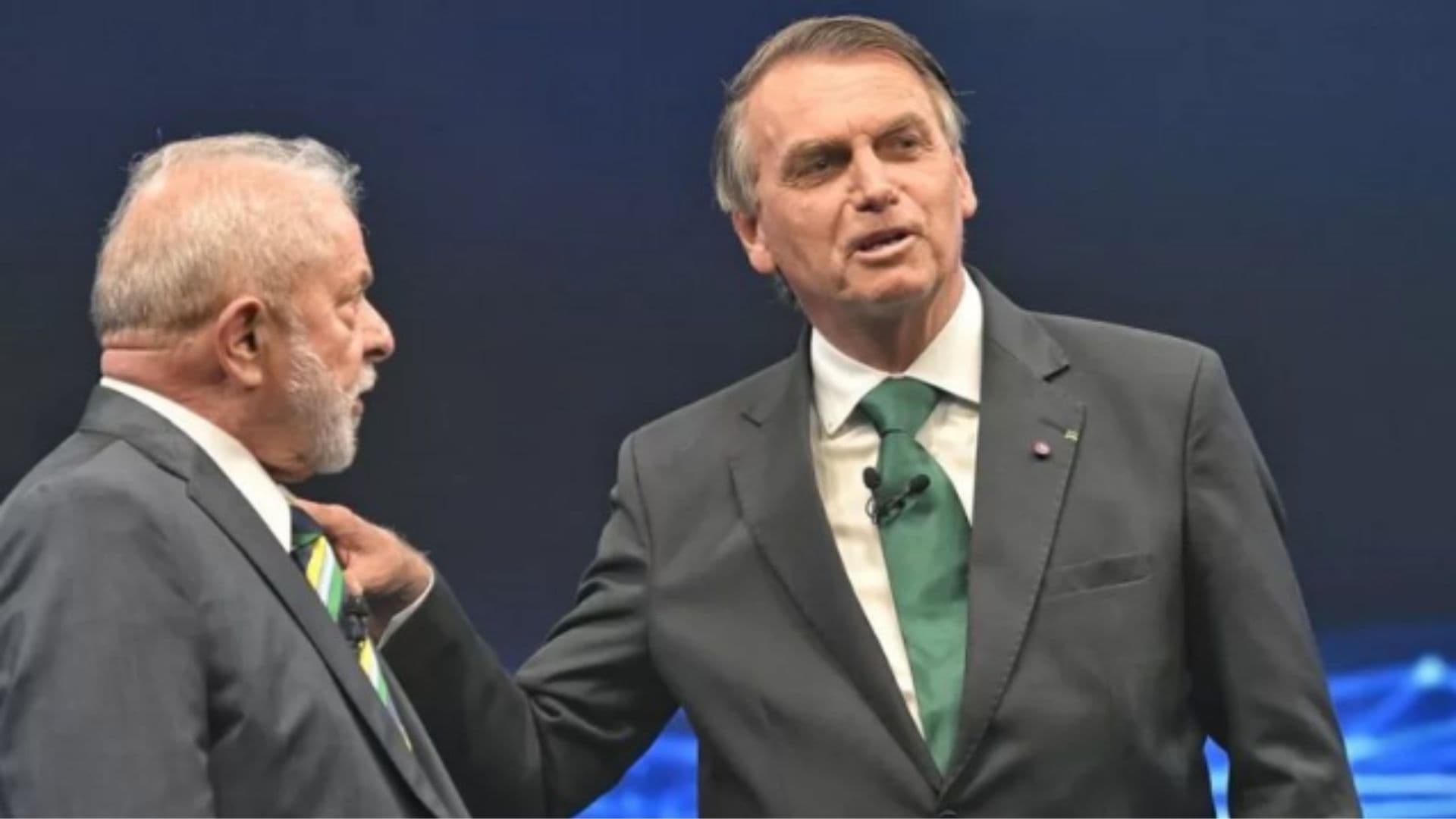 Bolsonaro pega no ombro de Lula durante debate da Band em 2022