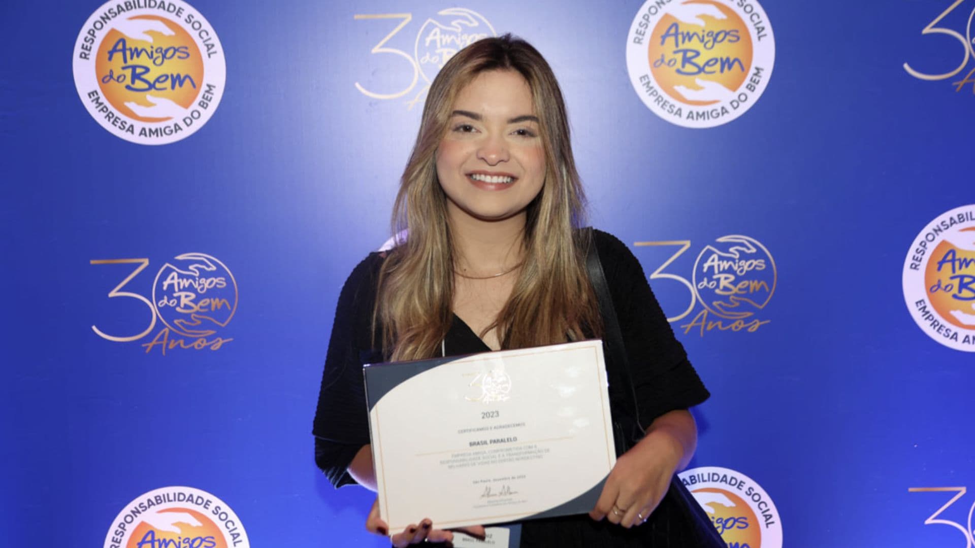 Foto de representante da Brasil Paralelo que recebeu o prêmio em nome da empresa