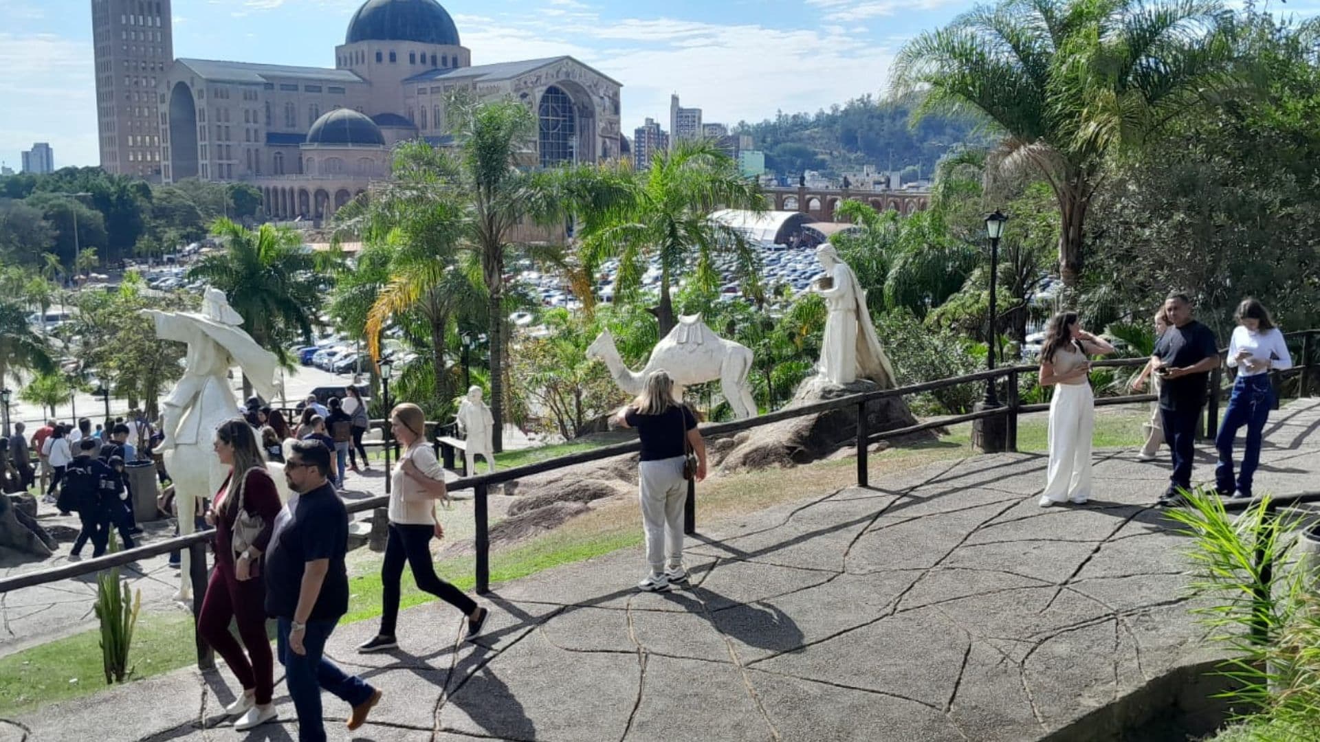 Santuário Nacional de Aparecida visto de longe