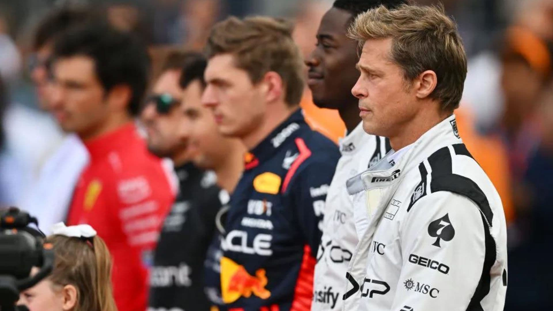 Brad Pitt, e Damson Idris ao lado de pilotos da F1 em gravação de filme que chega aos cinemas em 2025 Leia mais em: https://veja.abril.com.br/coluna/em-cartaz/real-e-ficcao-se-misturam-em-trailer-intenso-do-filme-de-brad-pitt-na-f1