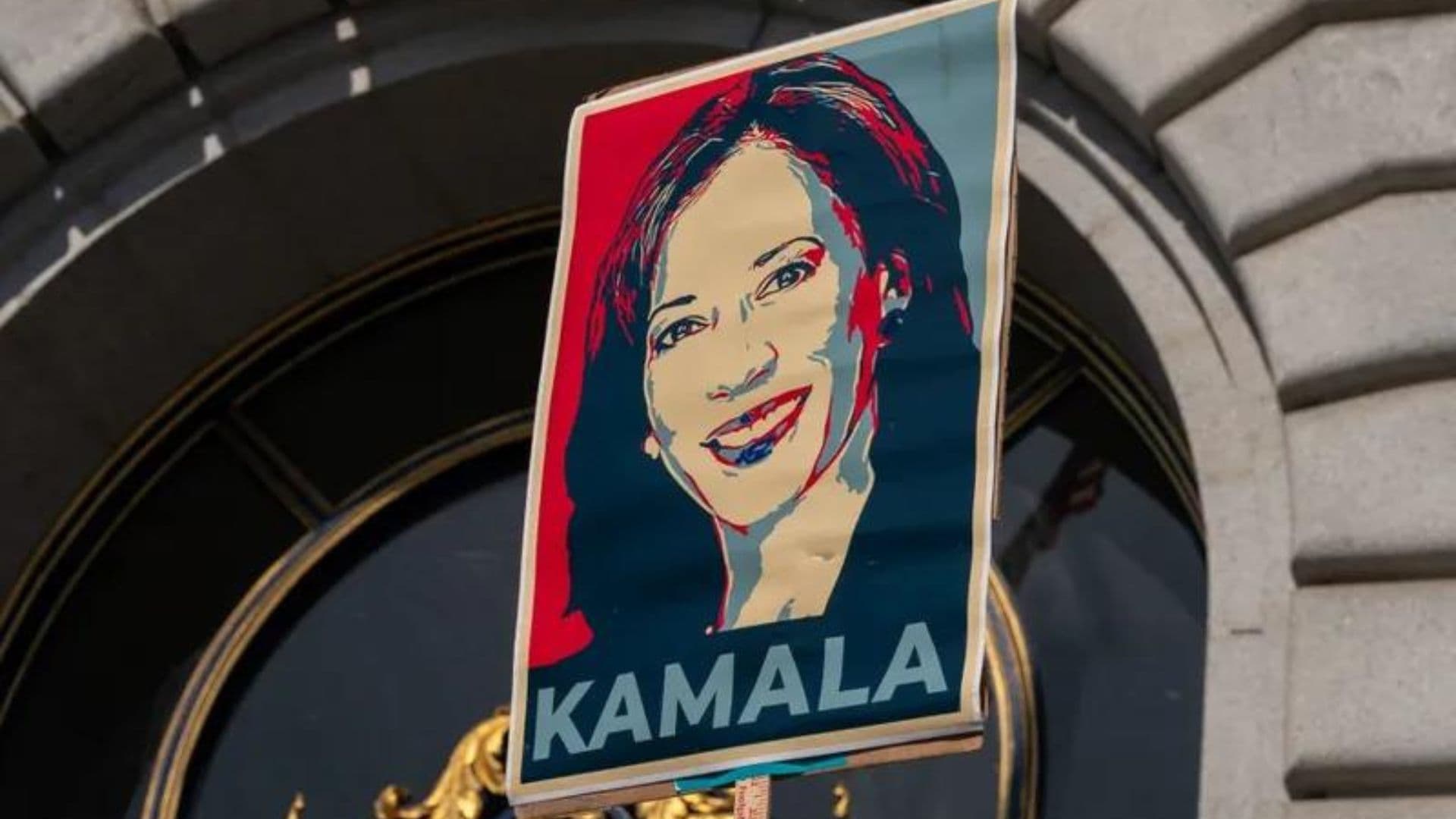 Cartaz com pintura da Kamala Harris em referência ao retrato de Obama.