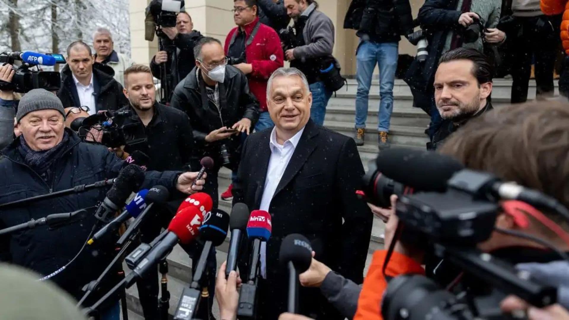 Presidente húngaro Viktor Orbán falando com a imprensa após votar durante nas eleições parlamentares.