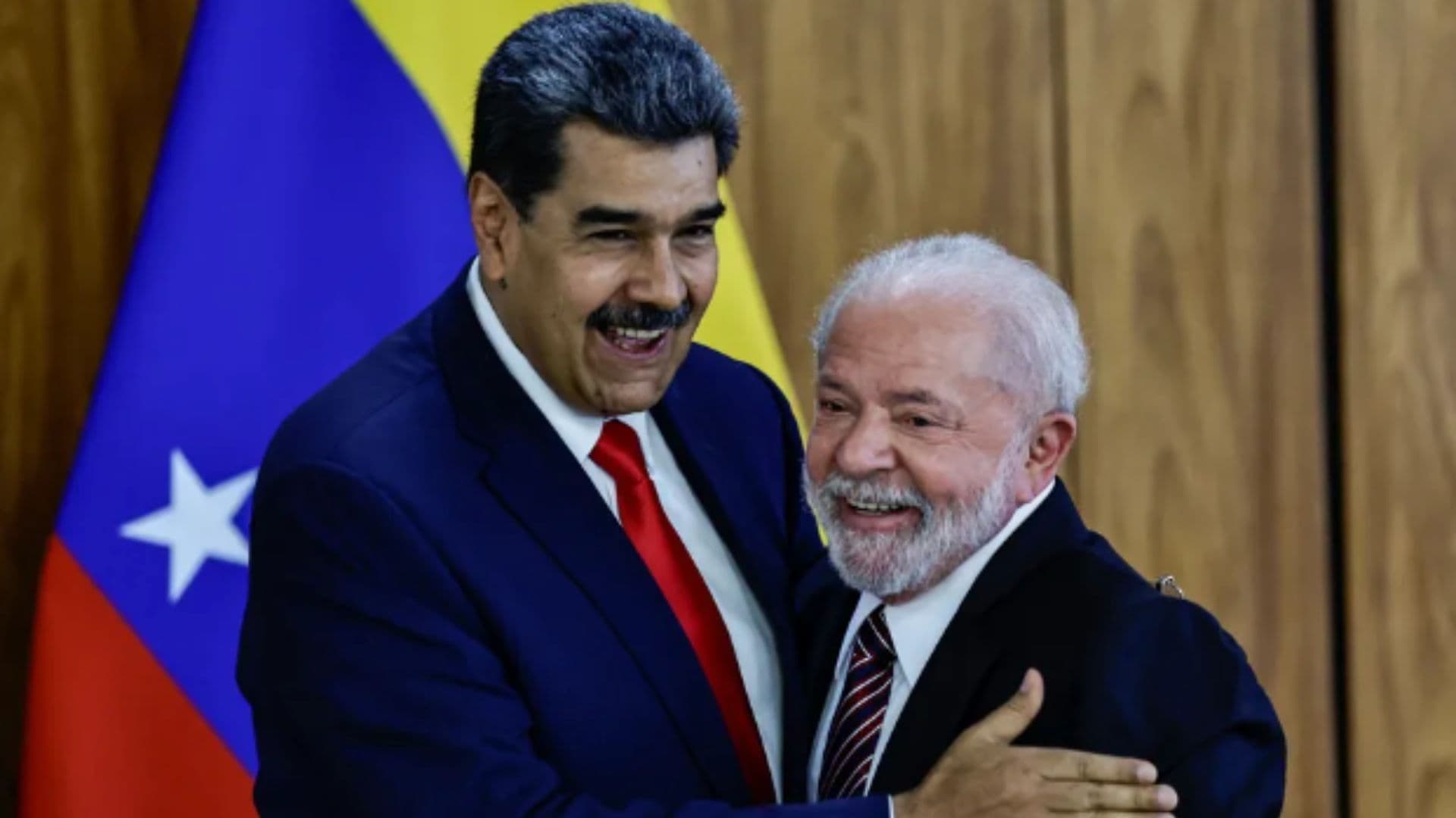 Lula e Maduro se abraçam