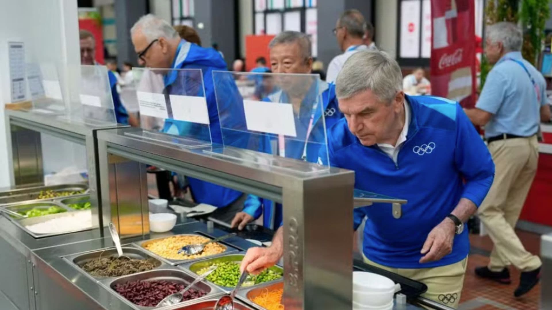 Atletas se servem no restaurante da Vila Olímpica