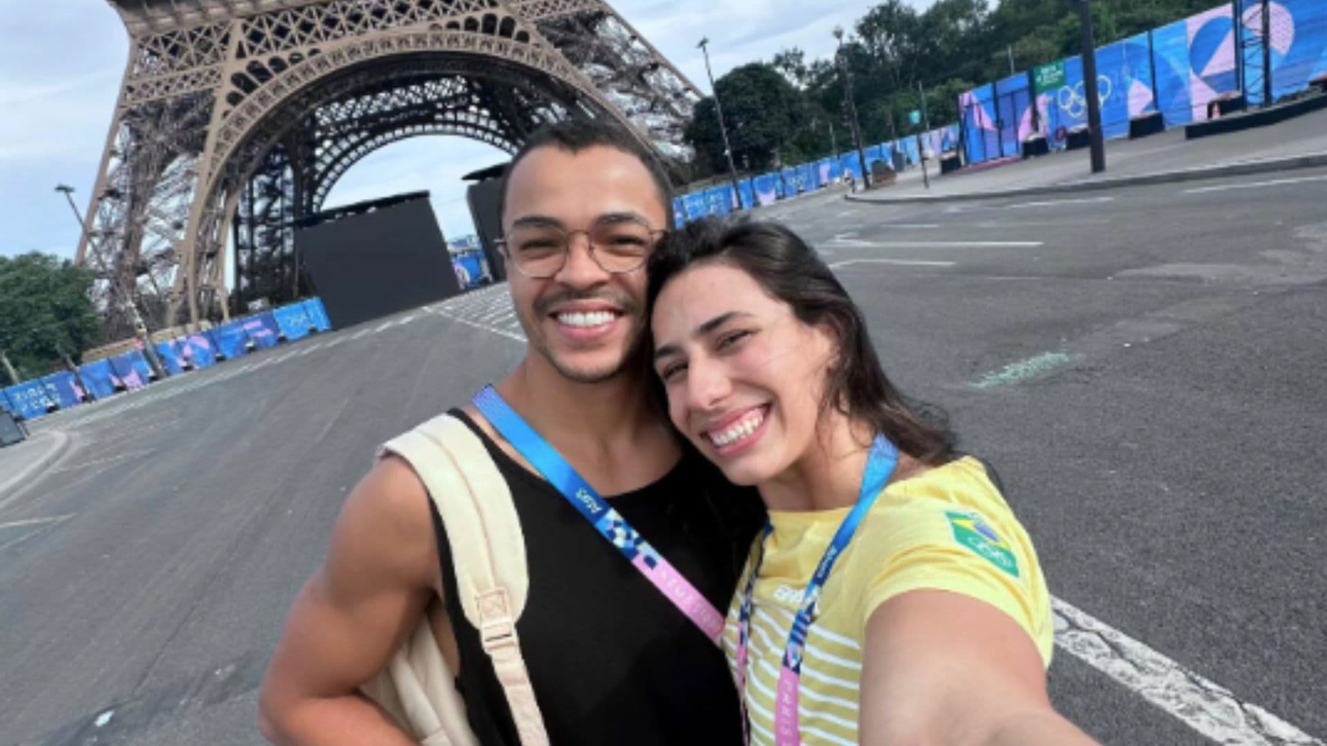 Ana Carolina Vieira posa com o namorado em frente à Torre Eiffel