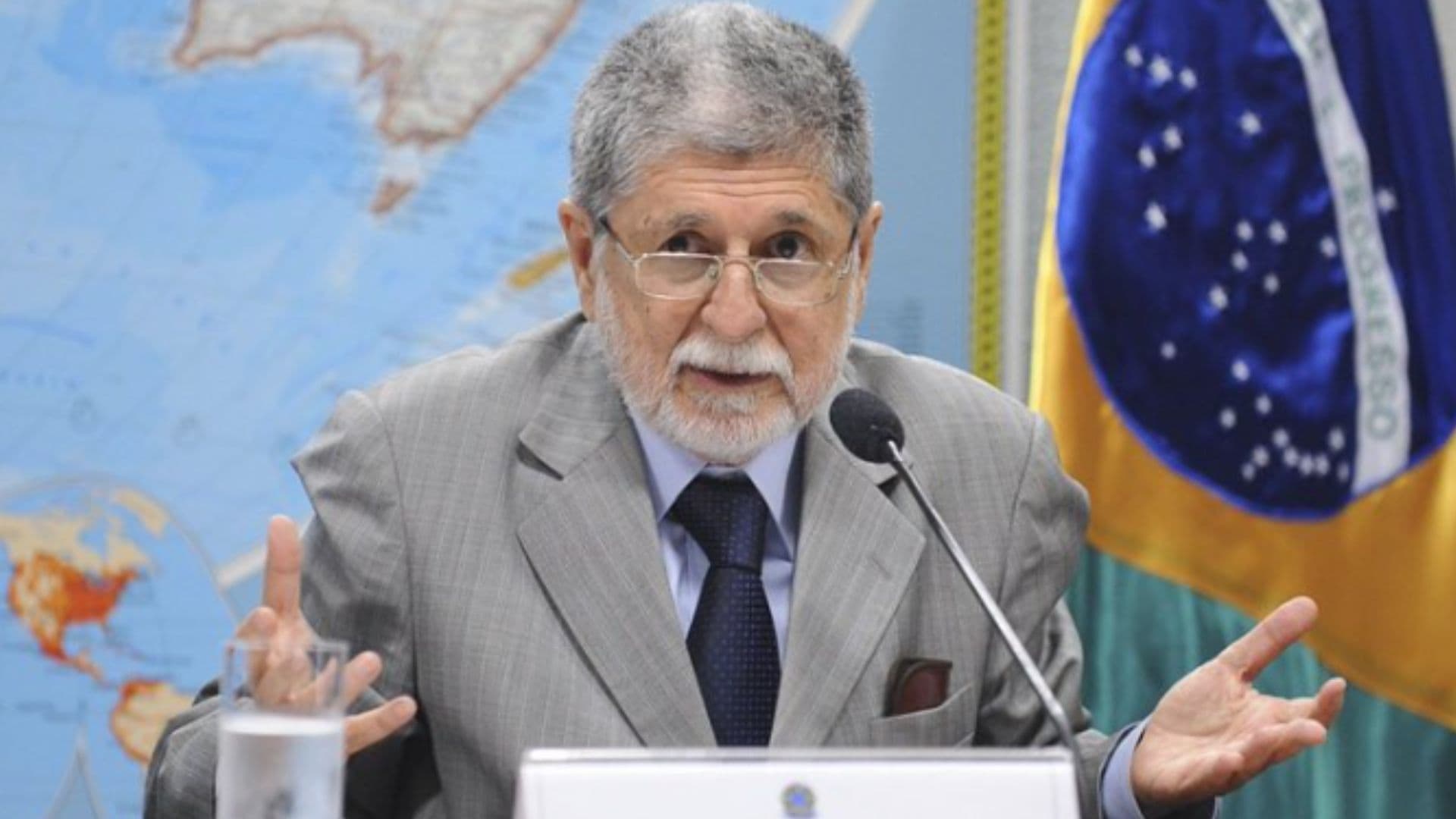 Celso Amorim aparece falando ao microfone