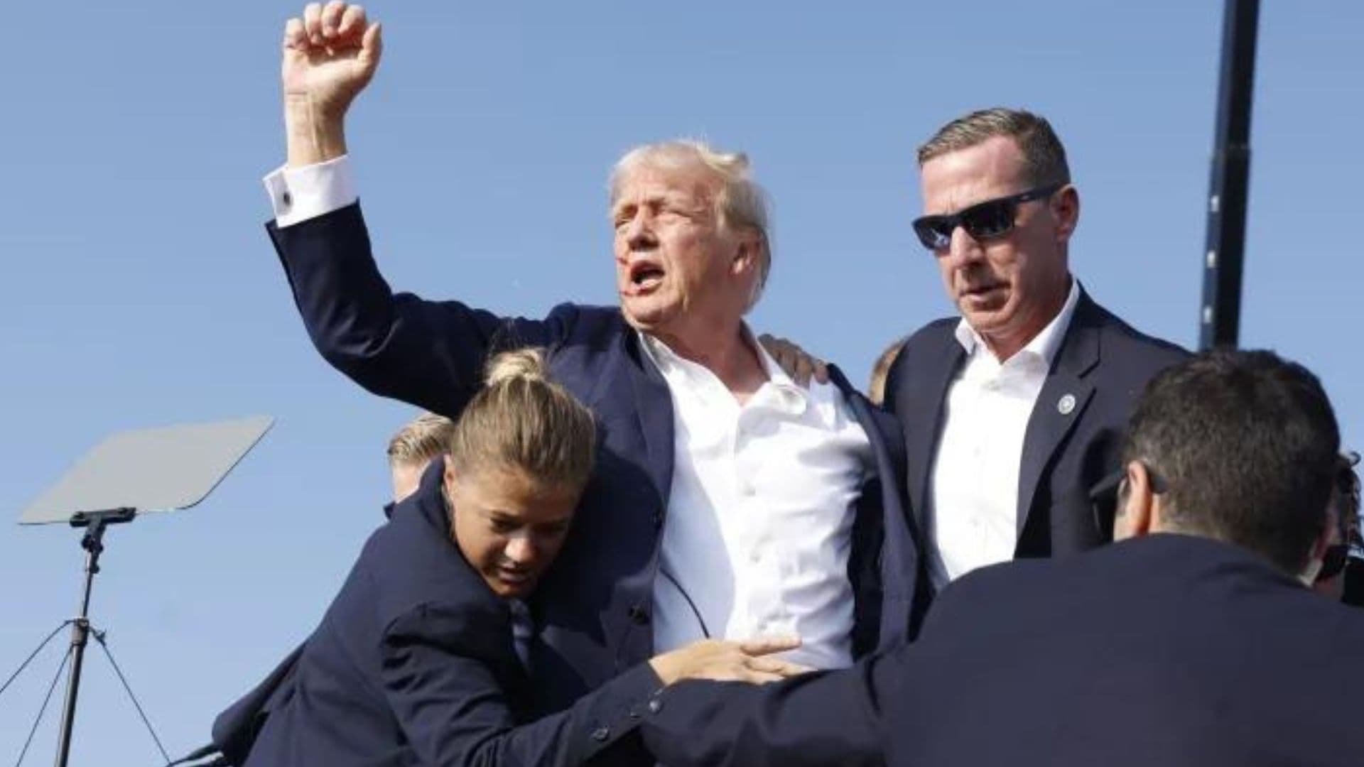 Trump com punho erguido depois de ser ferido