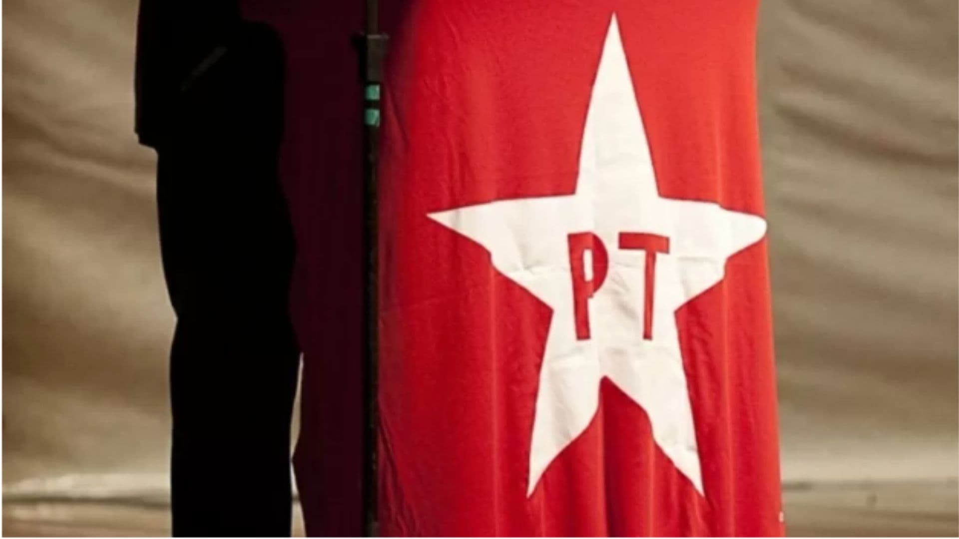 Bandeira do PT aparece estendida