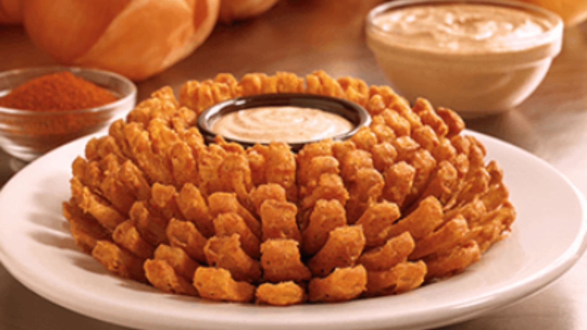 Famosa cebola do Outback aparece na imagem.