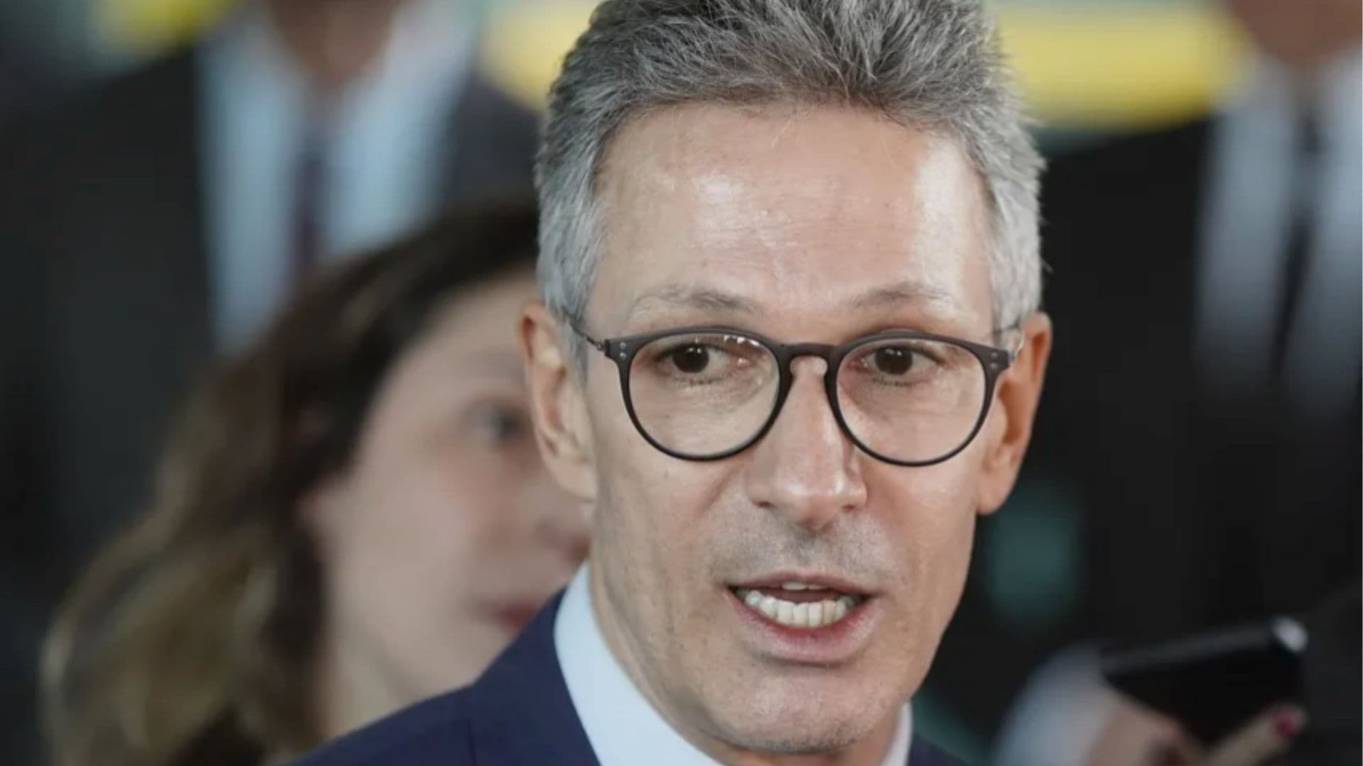 Romeu Zema fala com jornalistas
