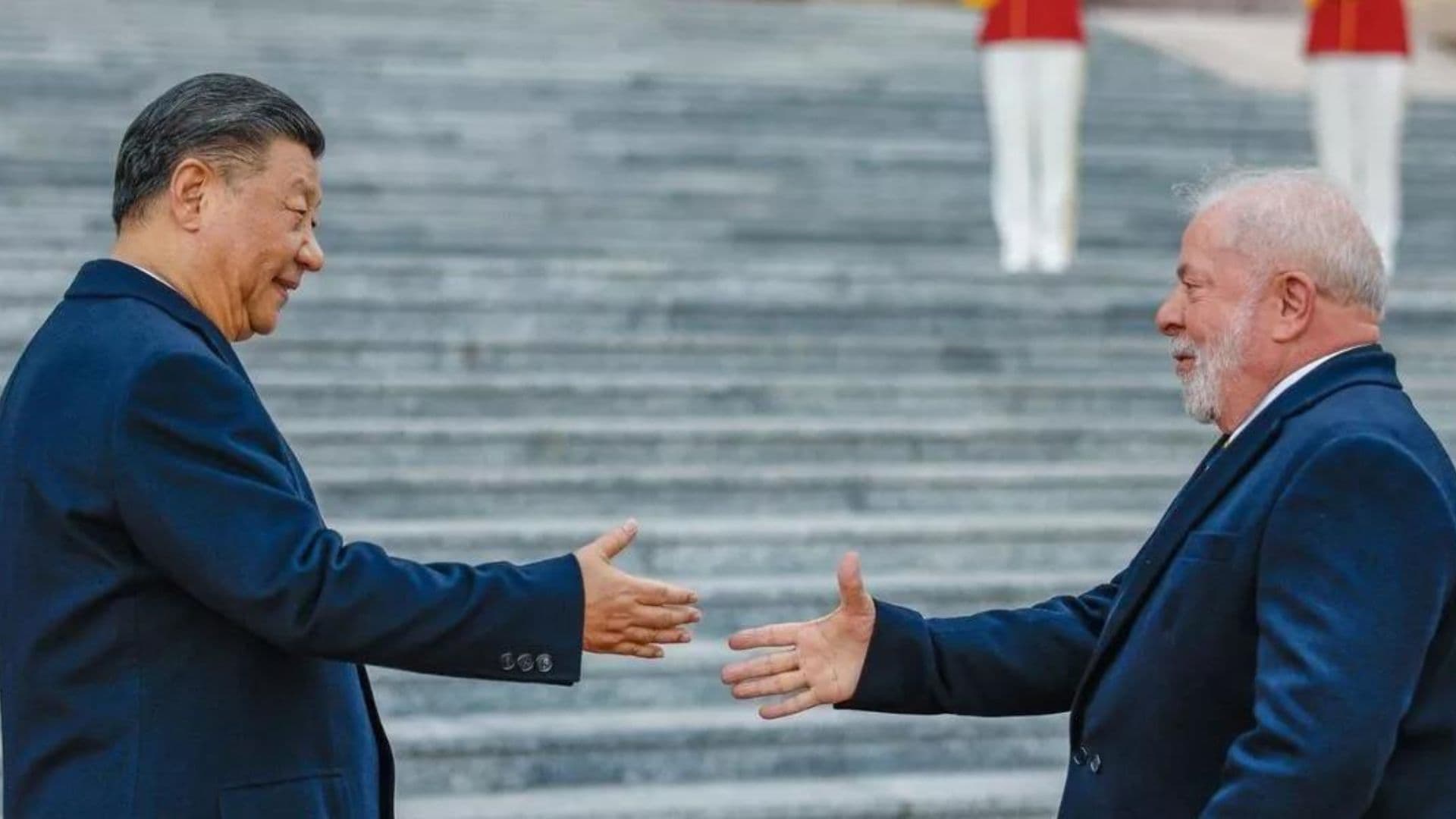 Presidente chinês, Xi Jinping, e Lula se preparando para apertar mãos durante viagem internacional.