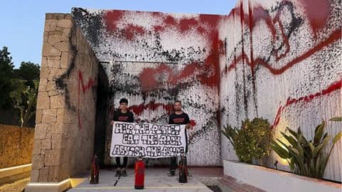 A mansão do astro Lionel Messi, vandalizada por ativistas ambientais