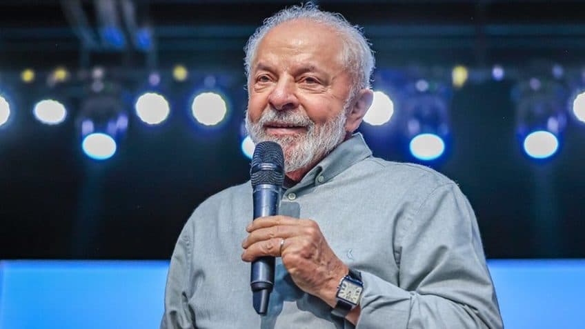 O presidente Lula usa o relógio Cartier que poderá manter em seu acervo após decisão do TCU.