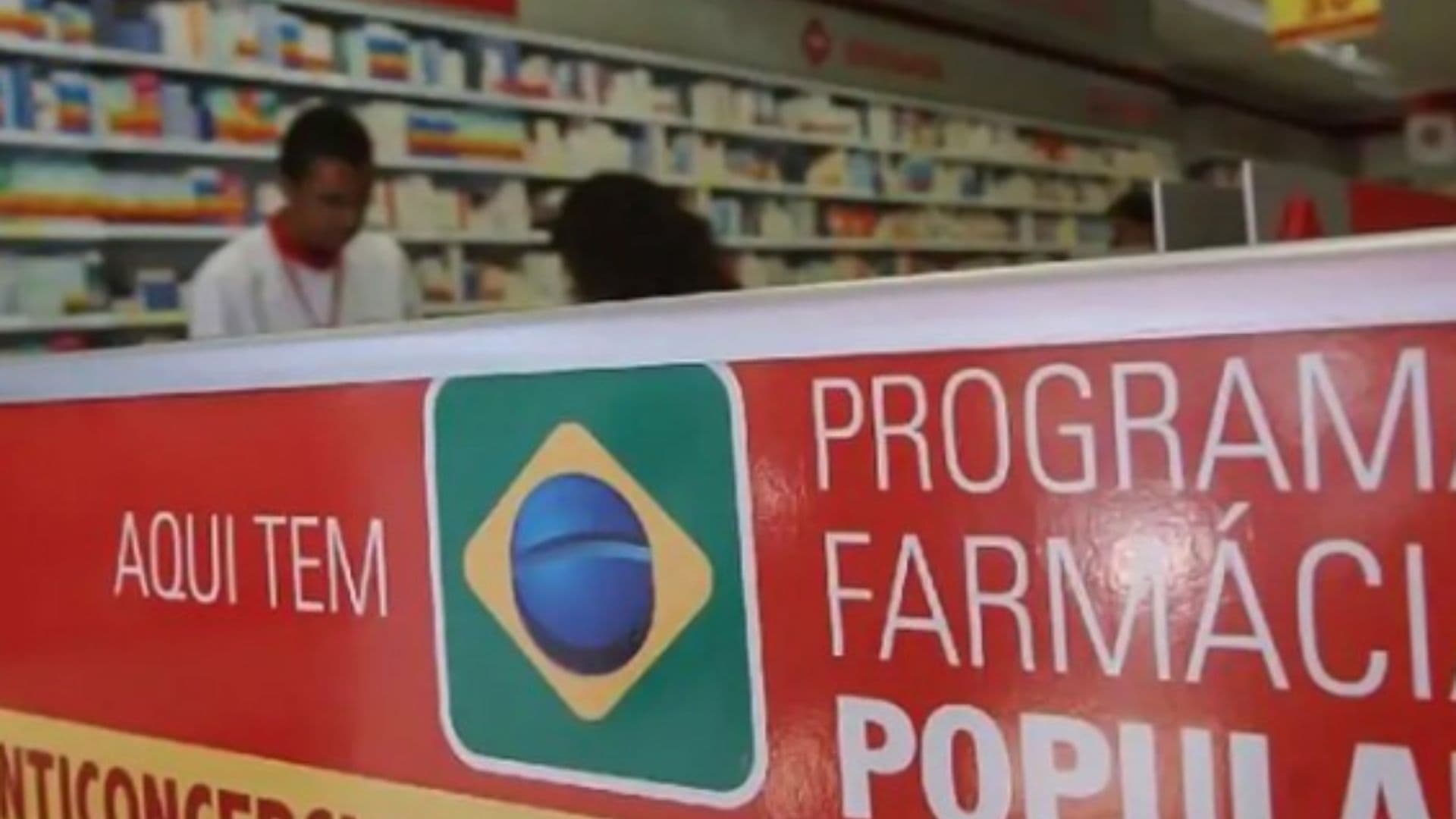 Foto de uma farmácia com o Banner do Farmácia Popular