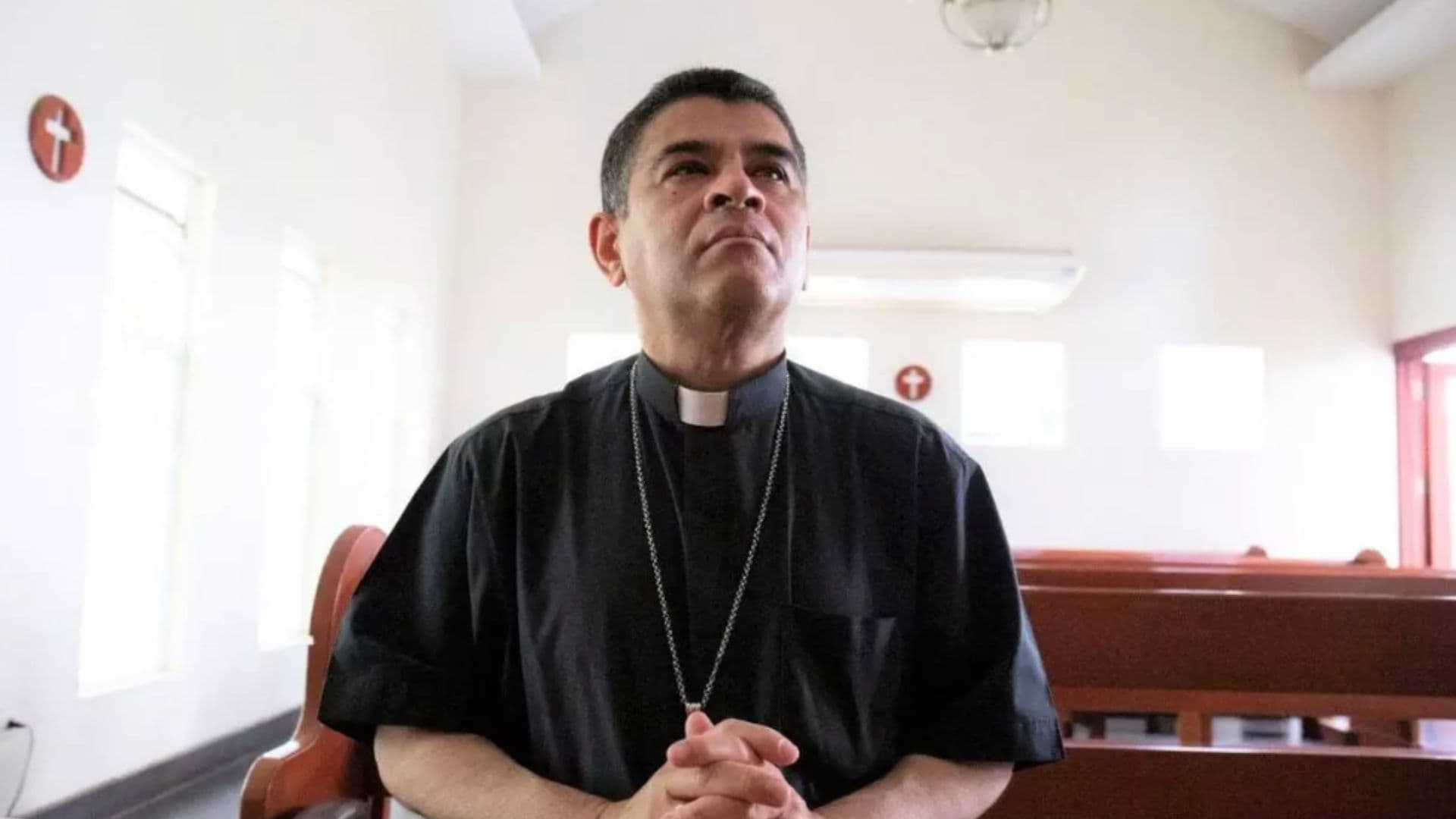 Padre aparece no interior de uma igreja