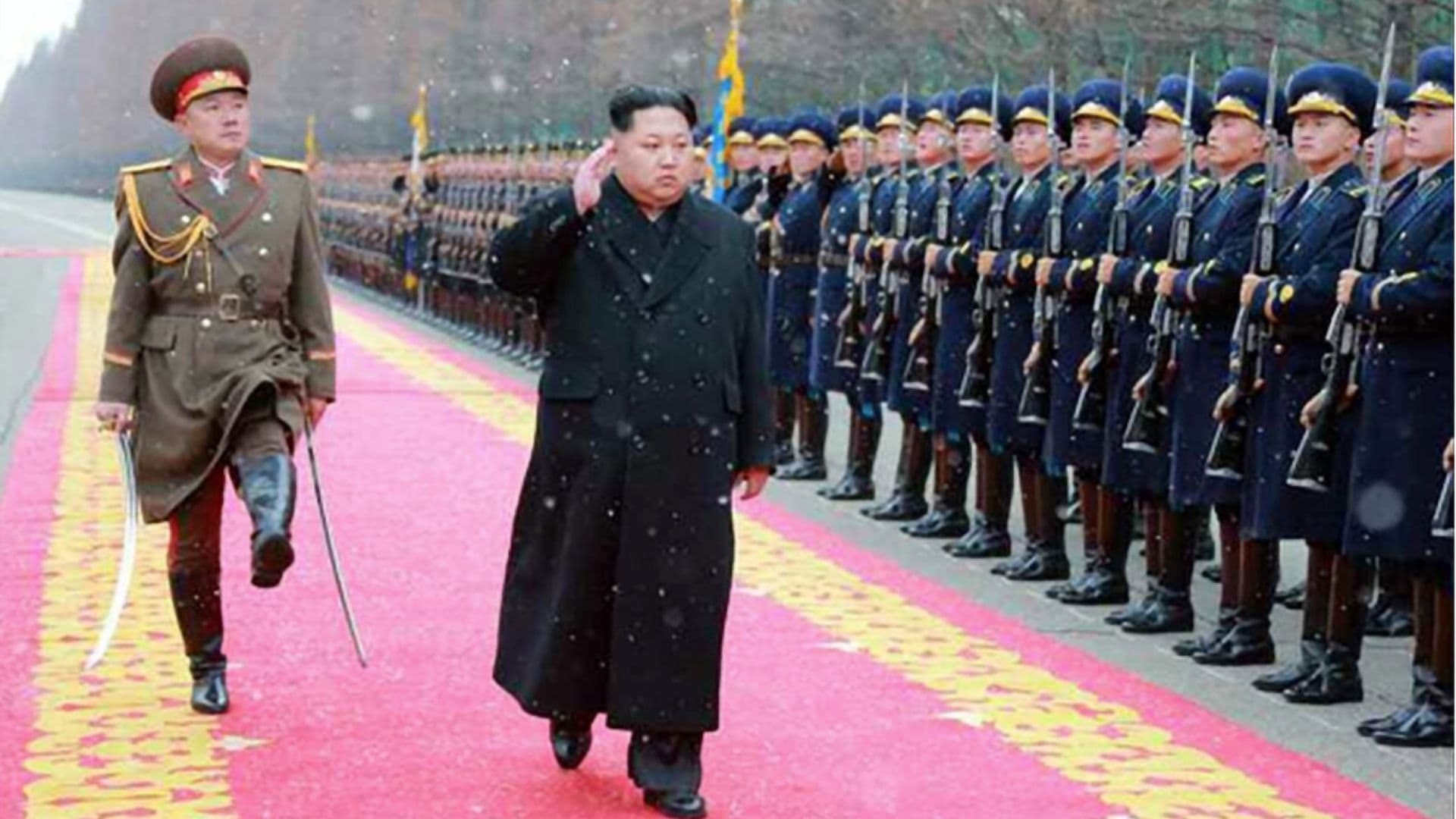 Ditator Kim Jong Un revista as tropas