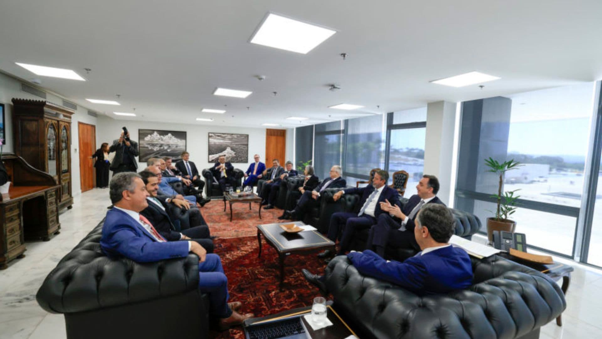 A reunião de membros do STF e Três Poderes para tratar das emendas PIX.
