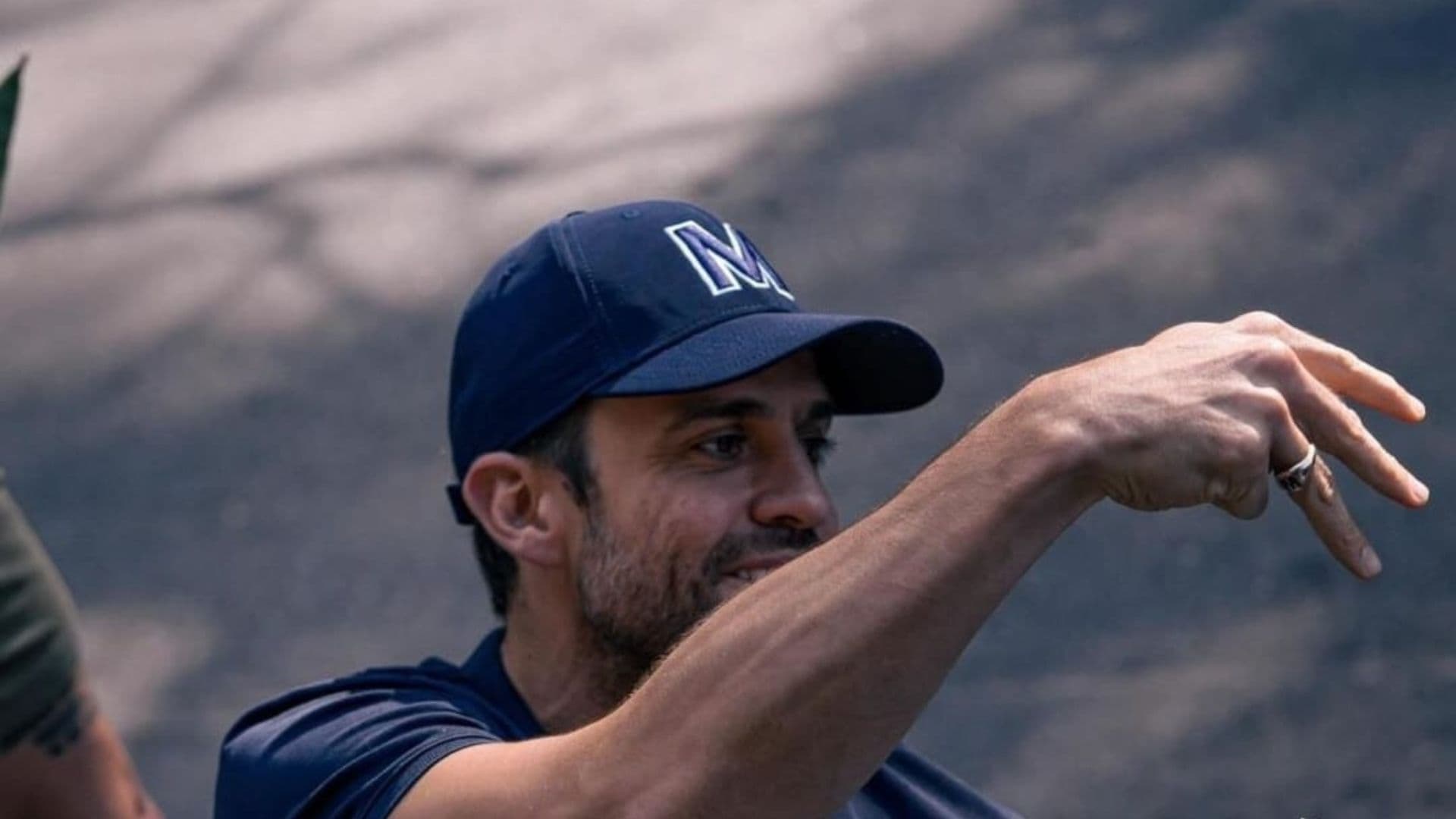 Pablo Marçal fazendo o M
