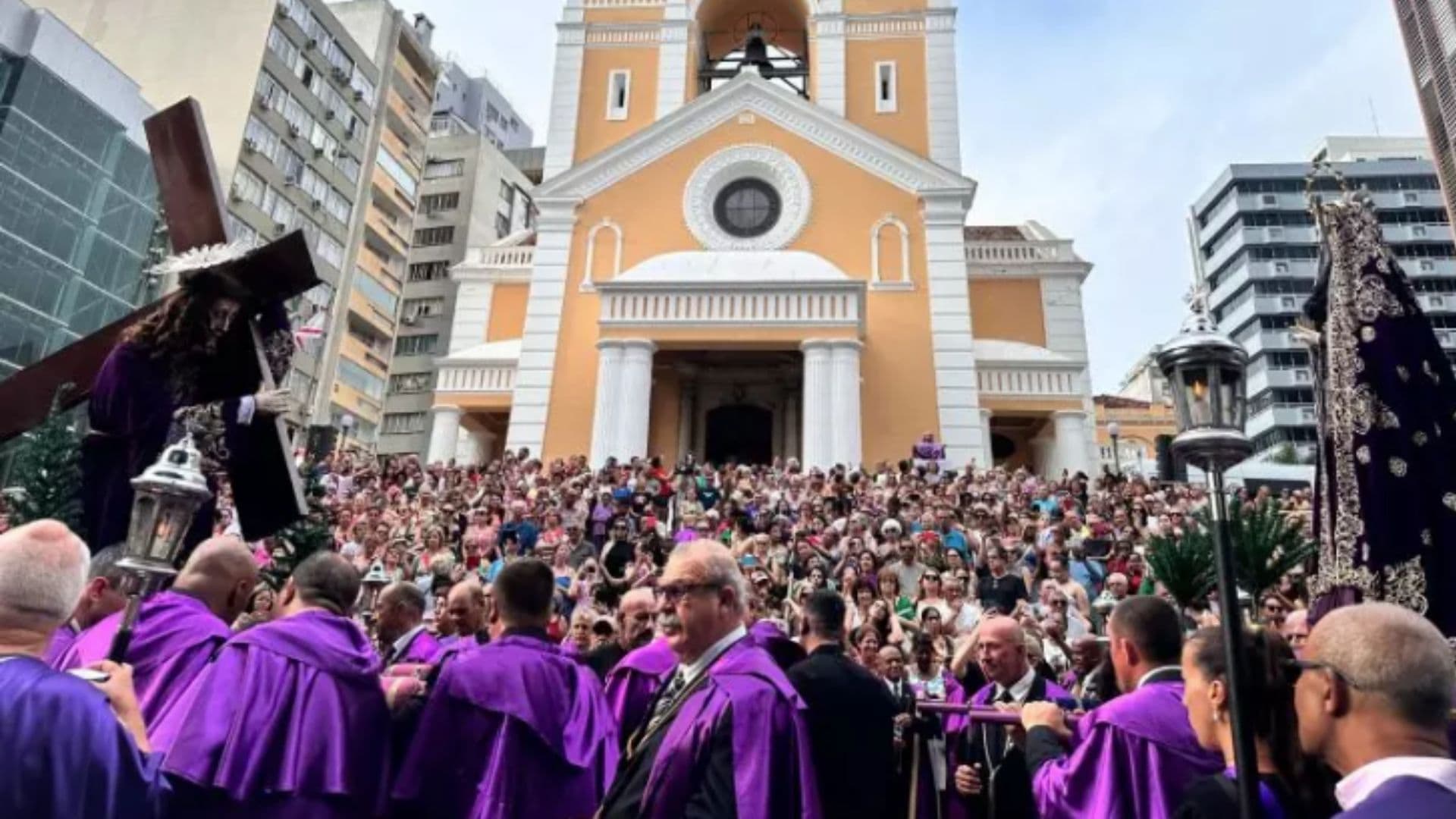 Multidão na procissão de nosso senhor dos passos, em Florianópolis