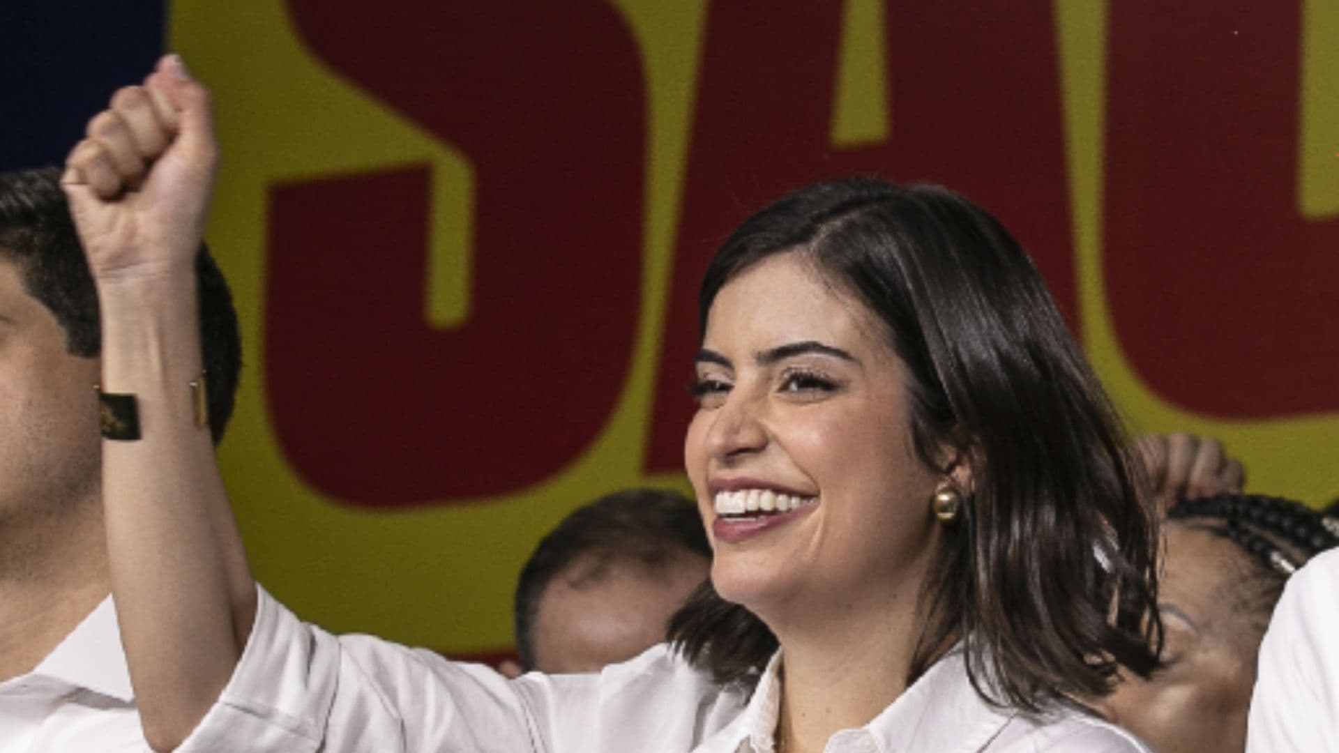Tabata Amaral aparece sorrindo