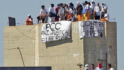 Membros do PCC carregam bandeiras em presídio