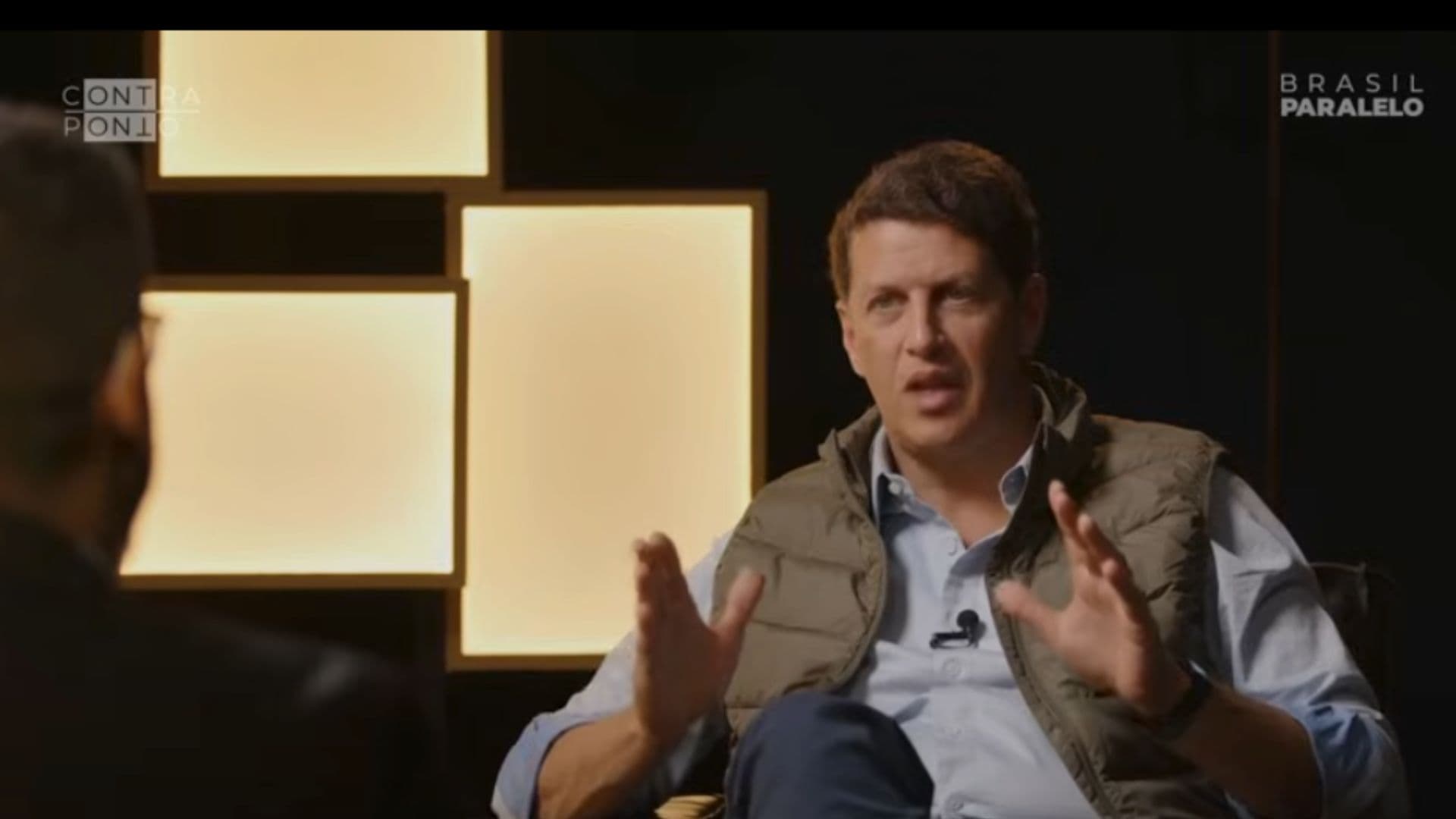 Ricardo Salles, de colete e camisa azul, concede entrevista a Bruno Magalhães
