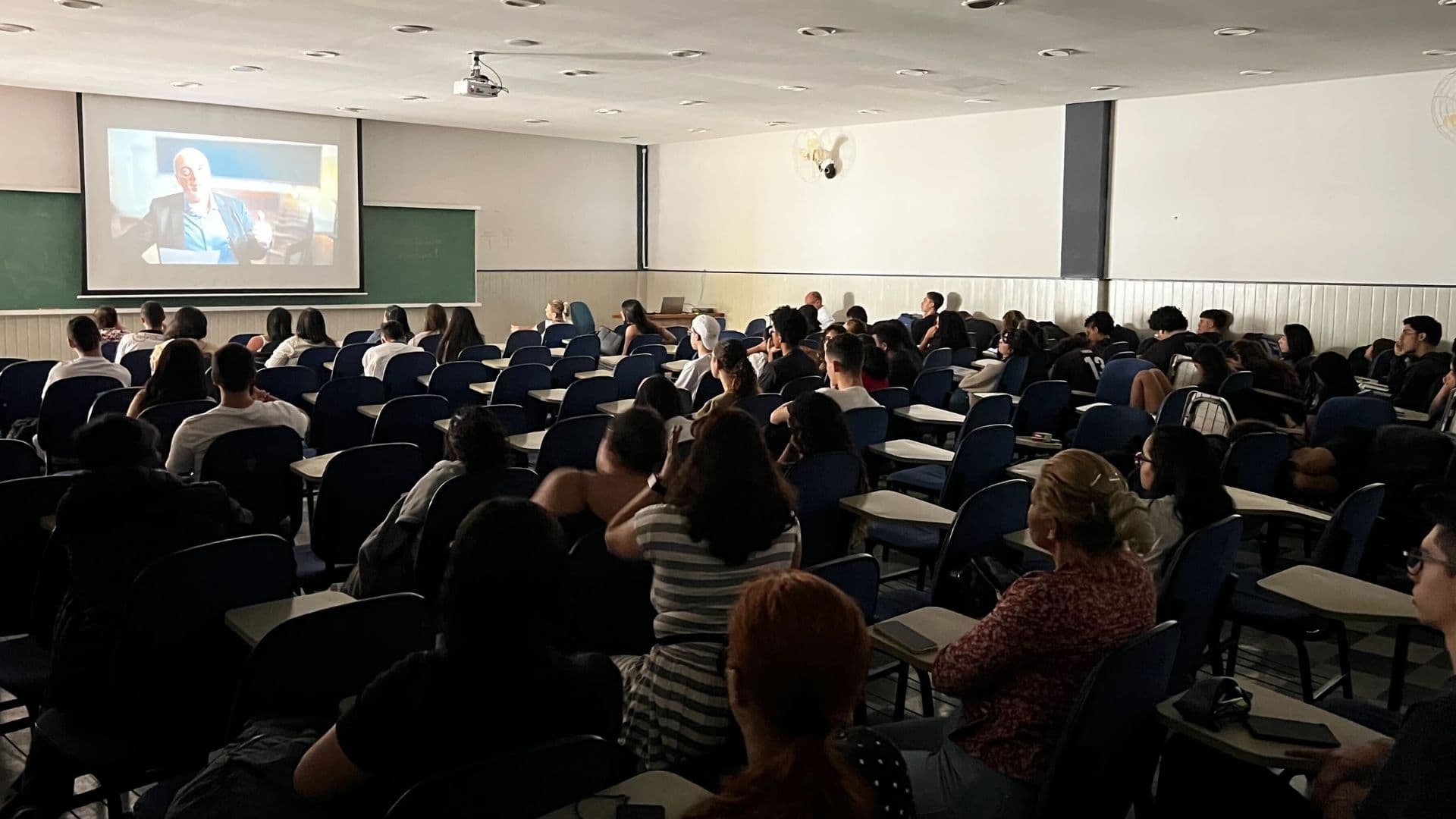 Estudantes assistem em primeira mão o primeiro episódio de Unitopia