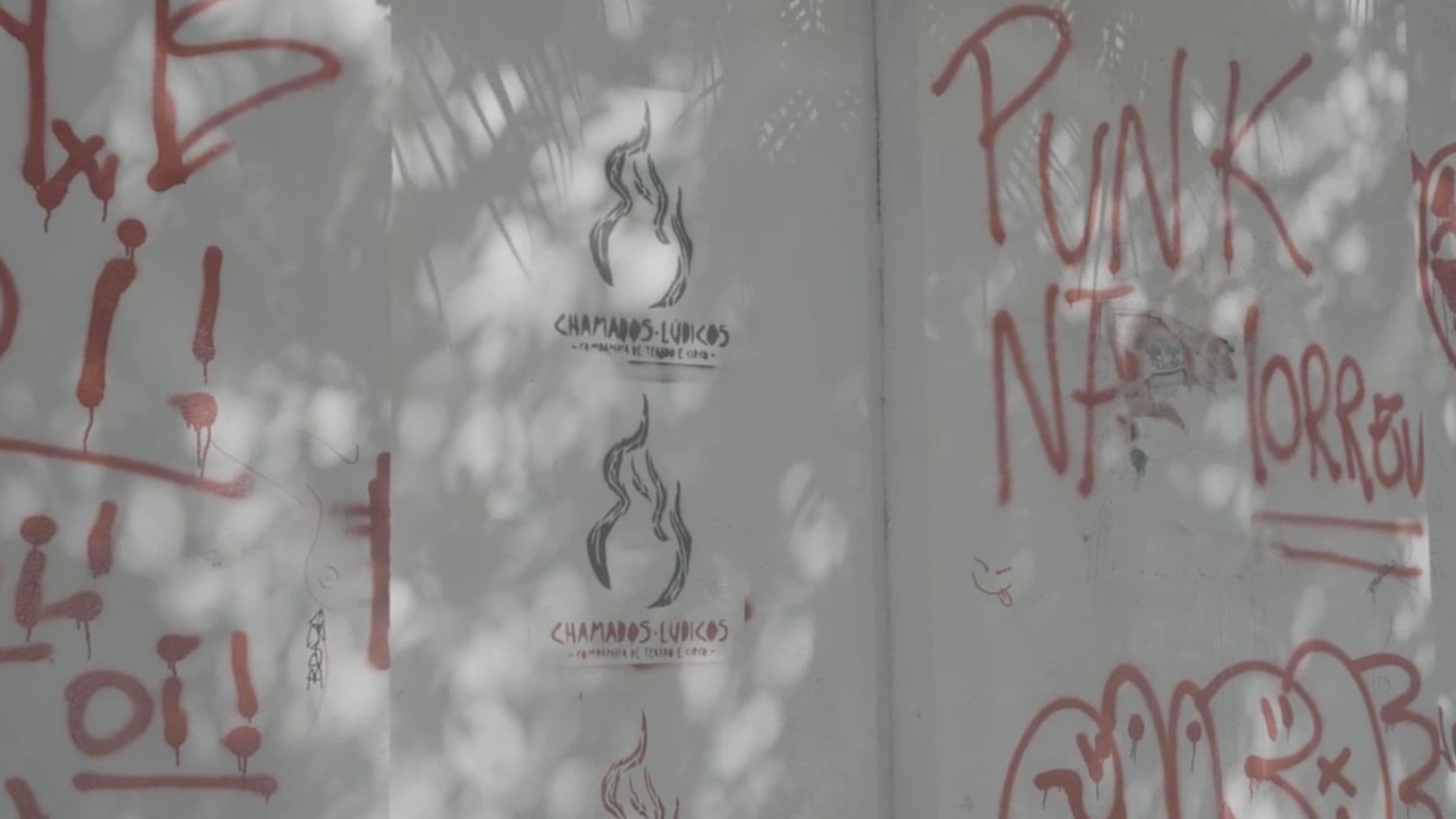 Parede pichada com frases antirracistas em uma universidade